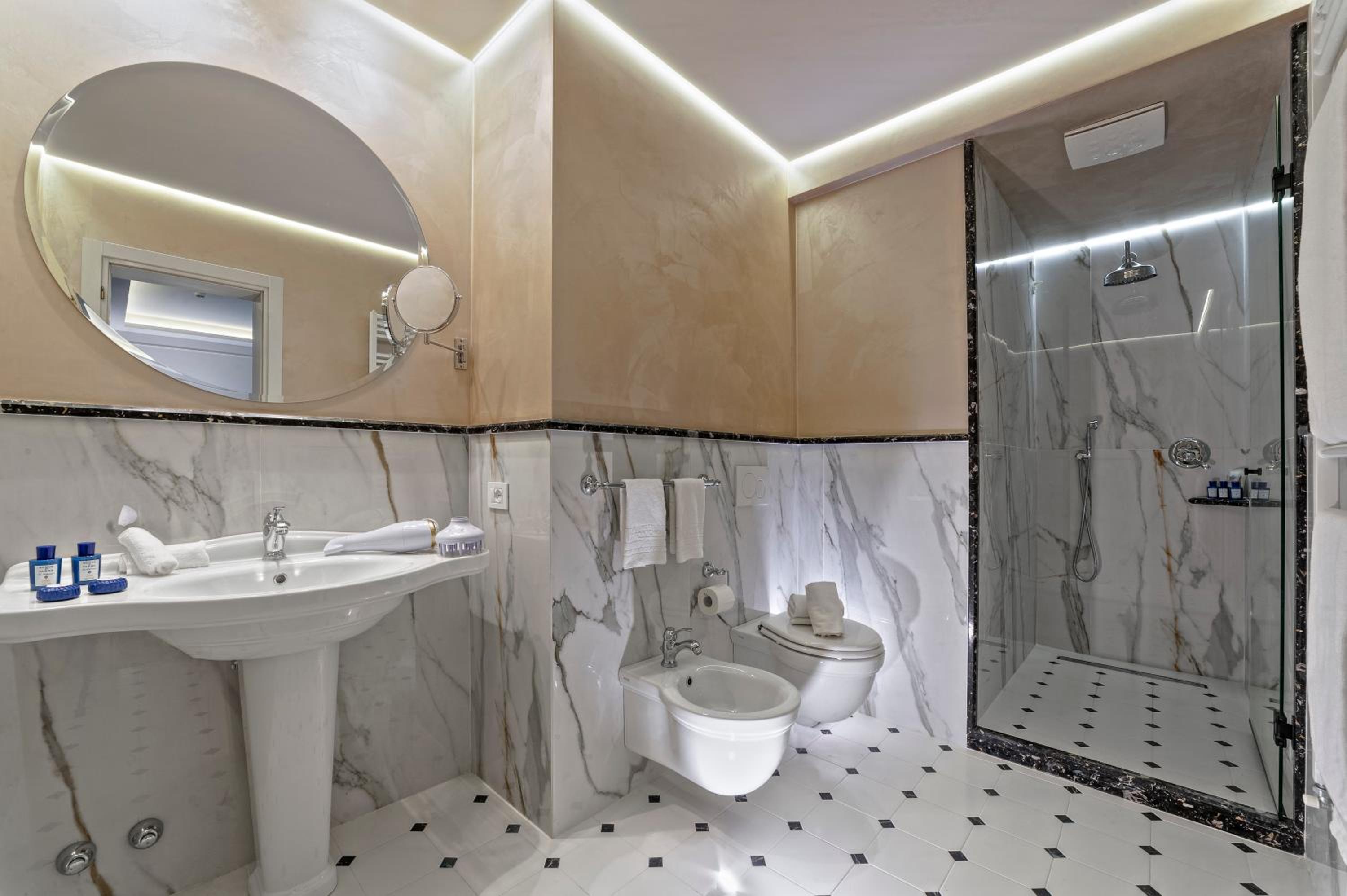Deluxe Double or Twin Room photo 2