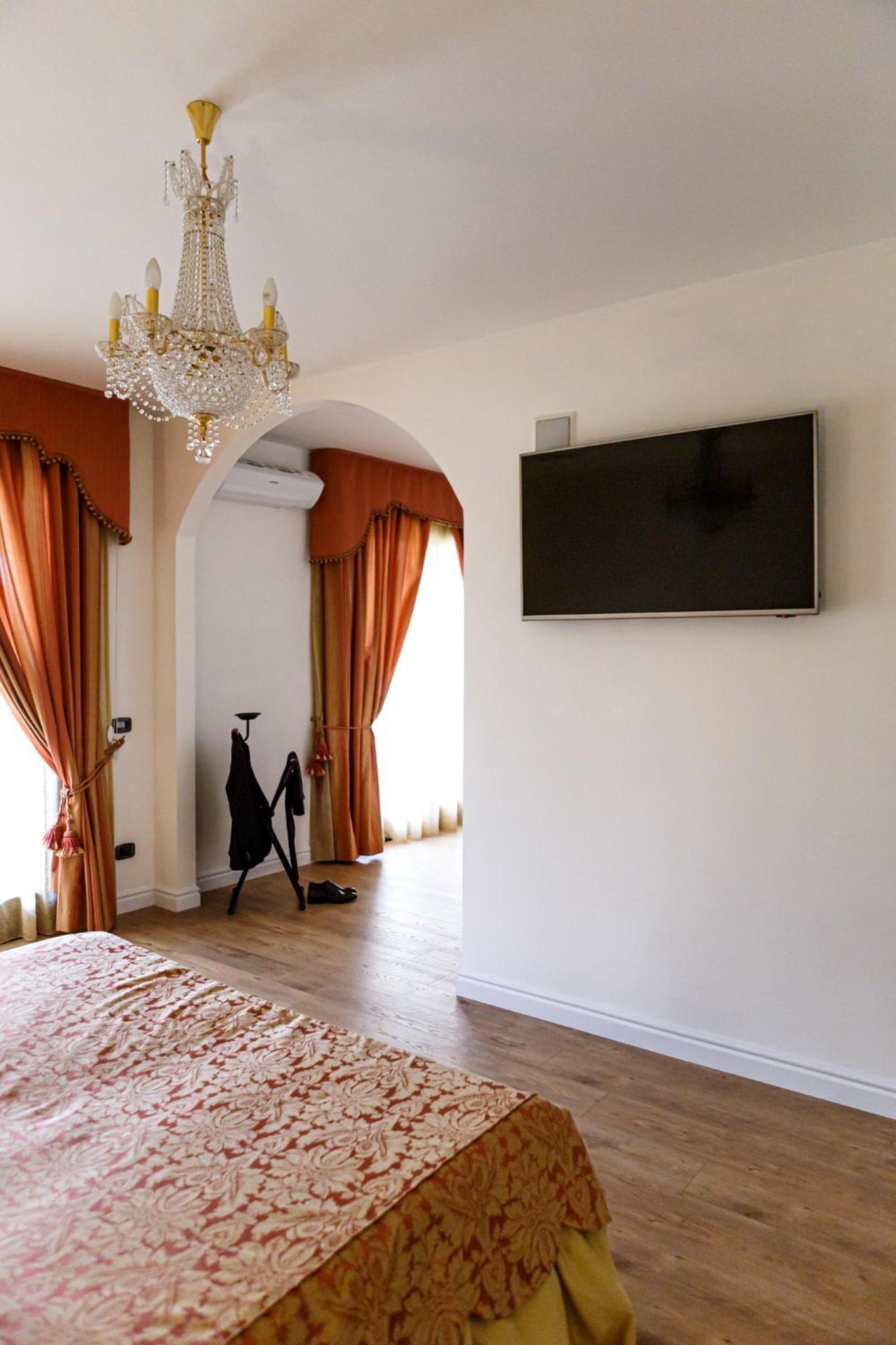 Junior Suite with Balcony - Photo 1