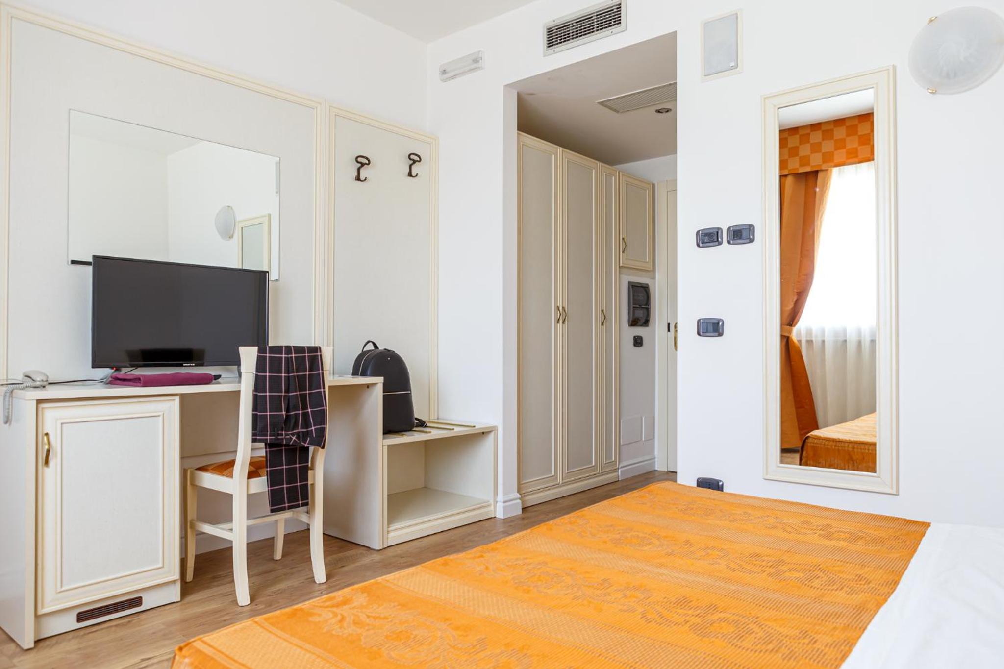 Double Room - Photo 2
