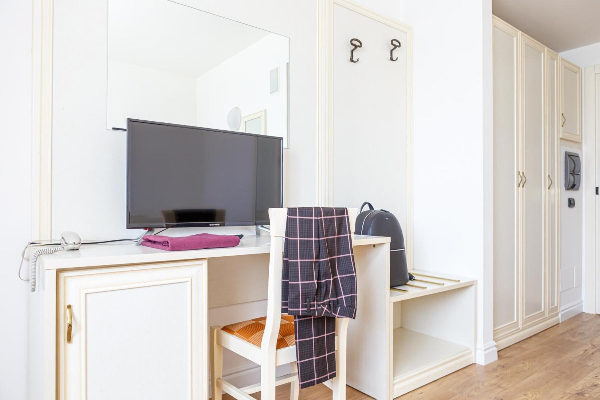 Double Room - Photo 12