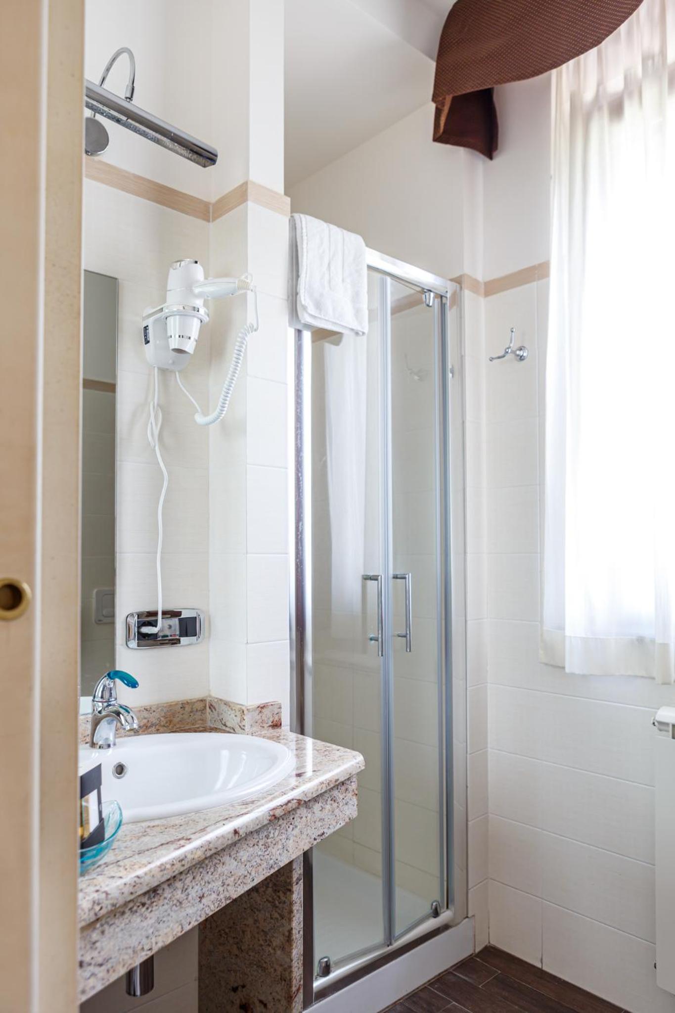 Twin Room with Shower - Photo 4
