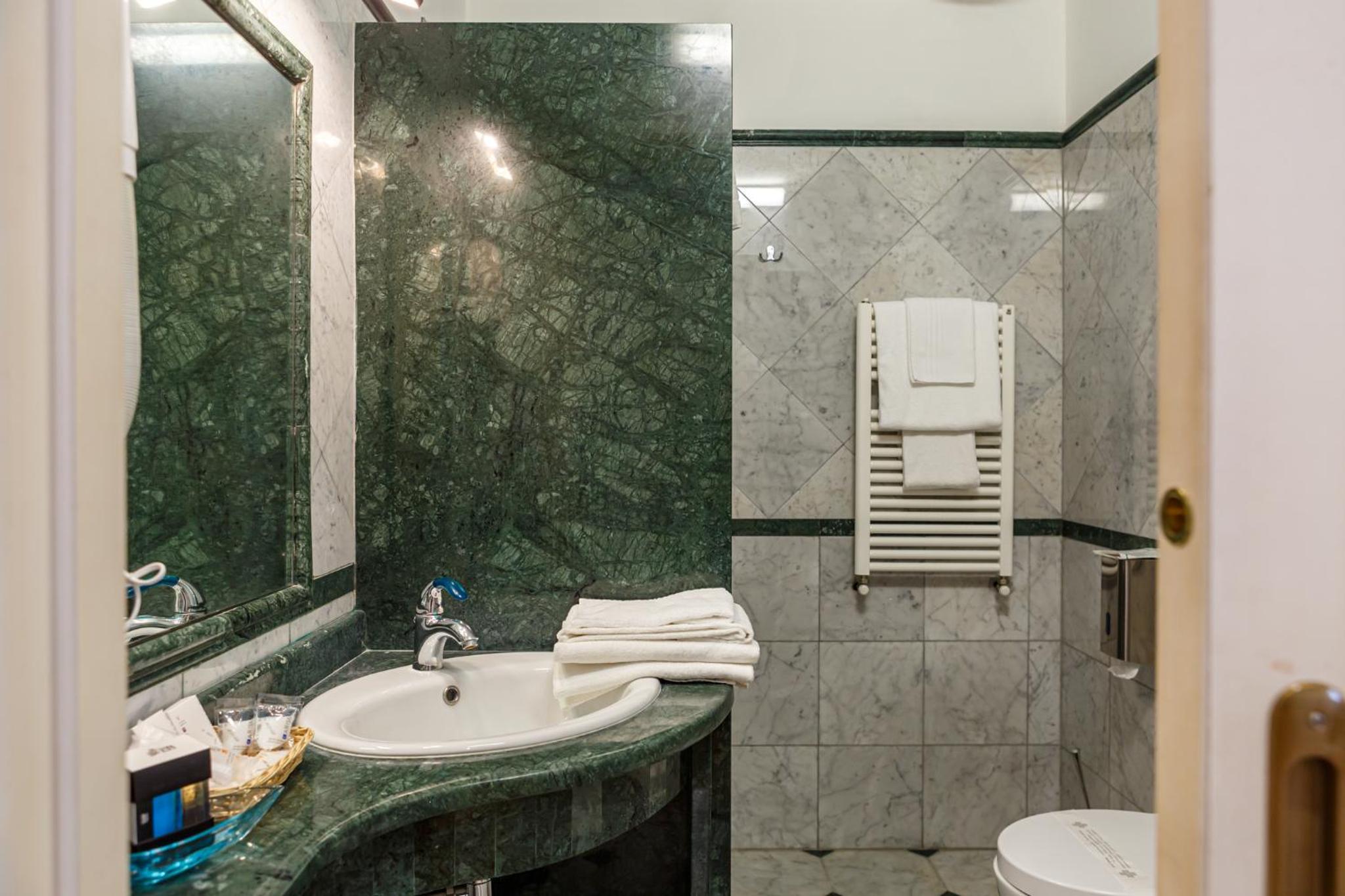 Double Room - Photo 15