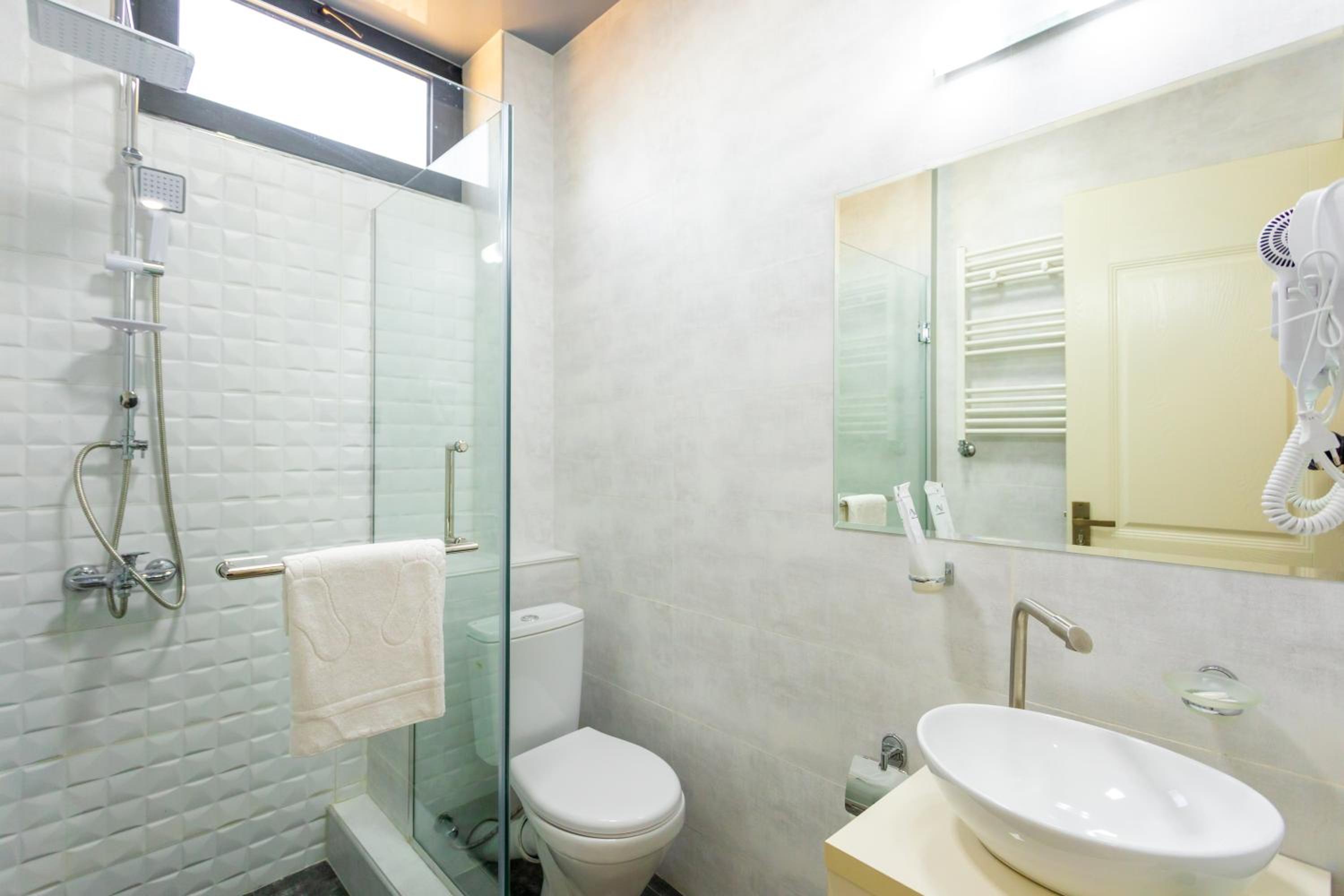 Deluxe Double Room (1 Adult + 1 Child)