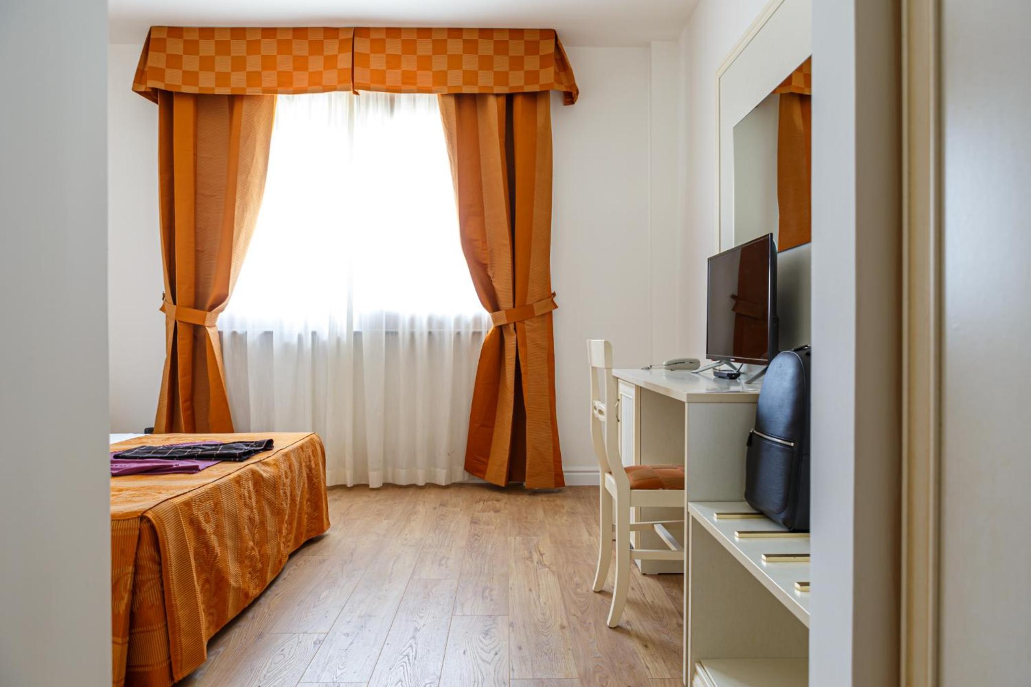 Double Room - Photo 14