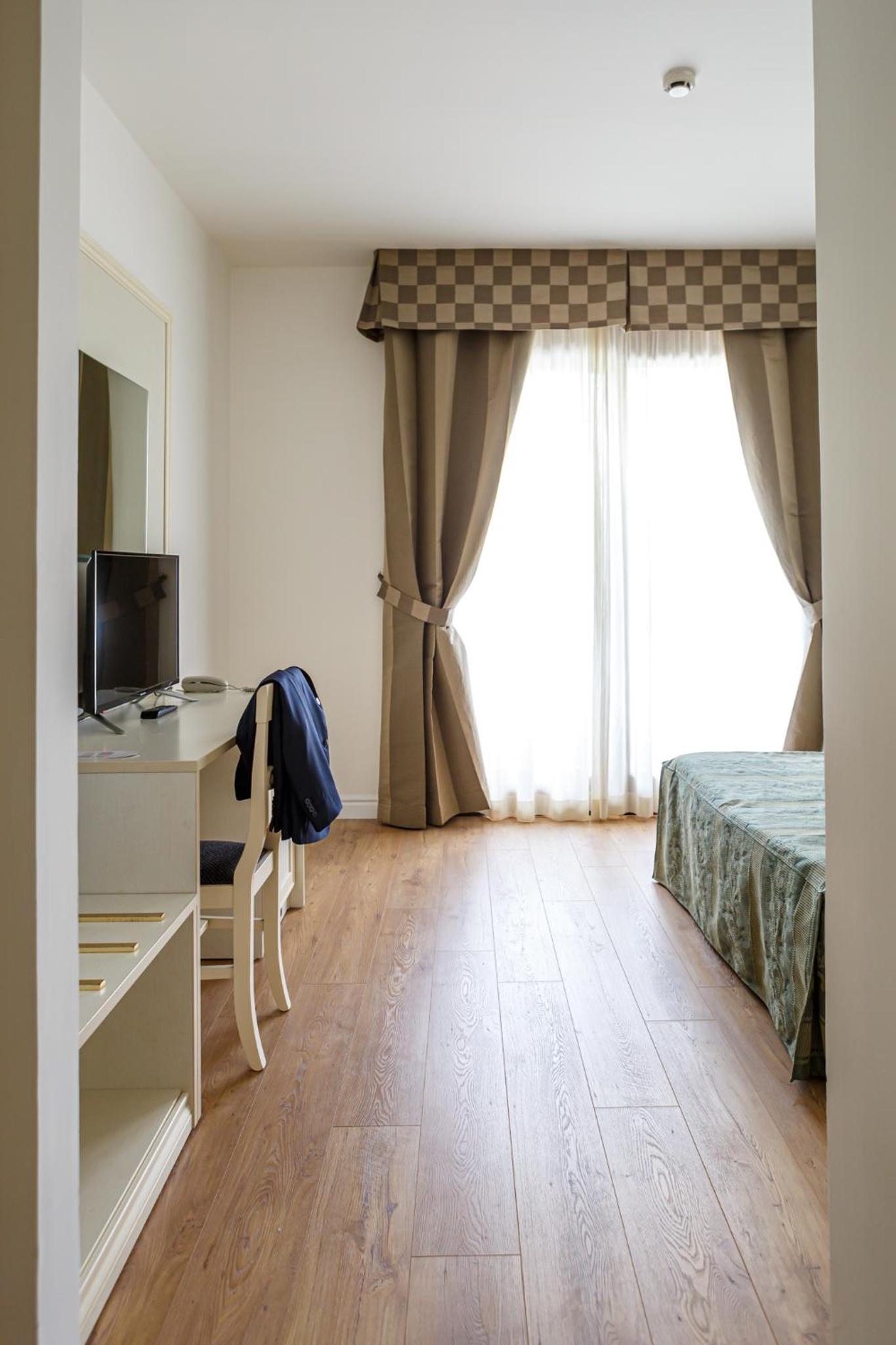 Deluxe Room - Photo 5