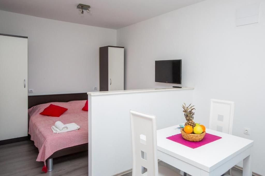 Studio Apartment with Balcony photo 1
