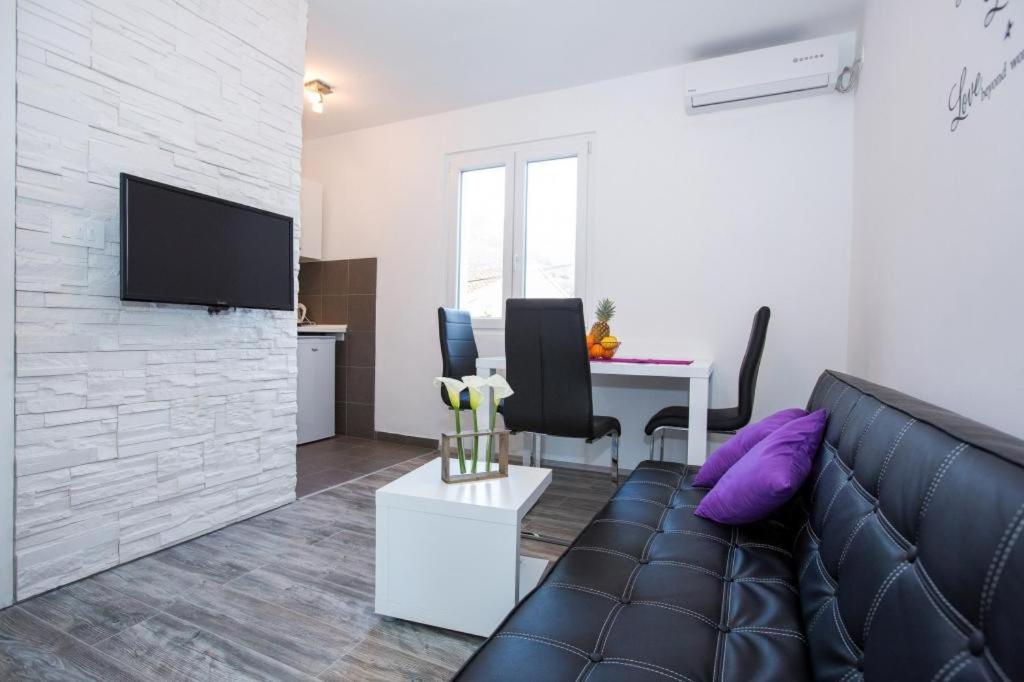 One-Bedroom Apartment with Balcony photo 1