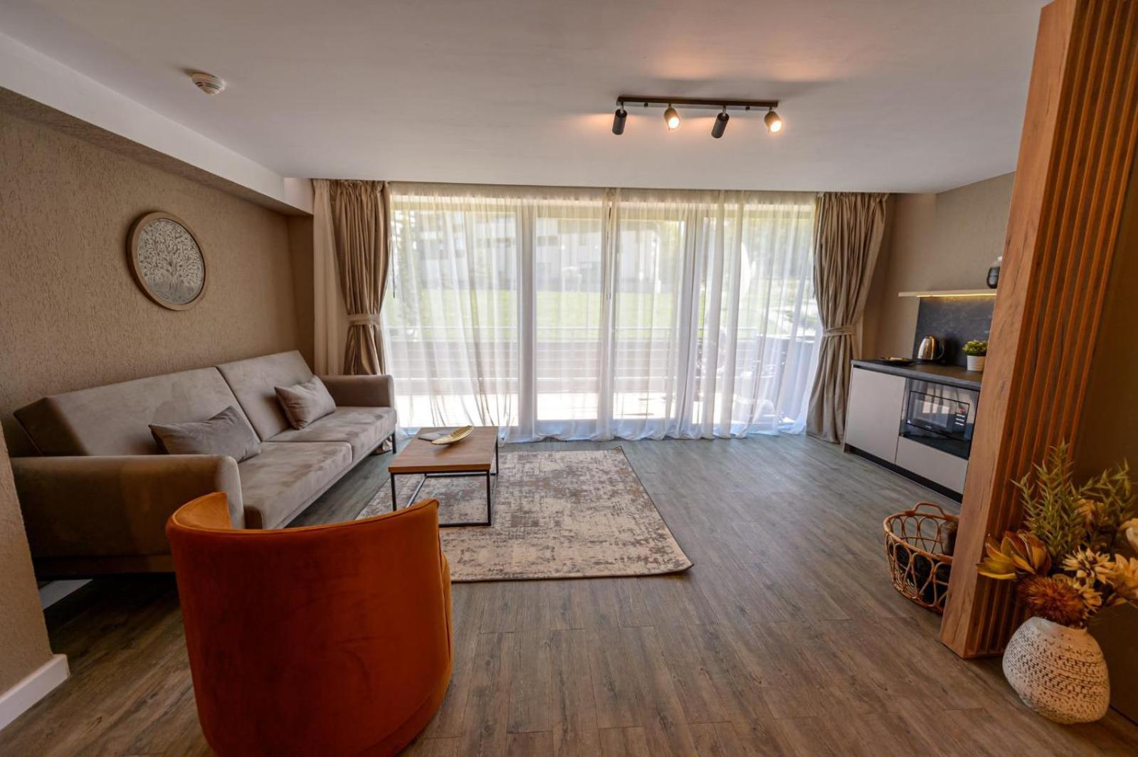 Deluxe Junior Suite - Photo 12