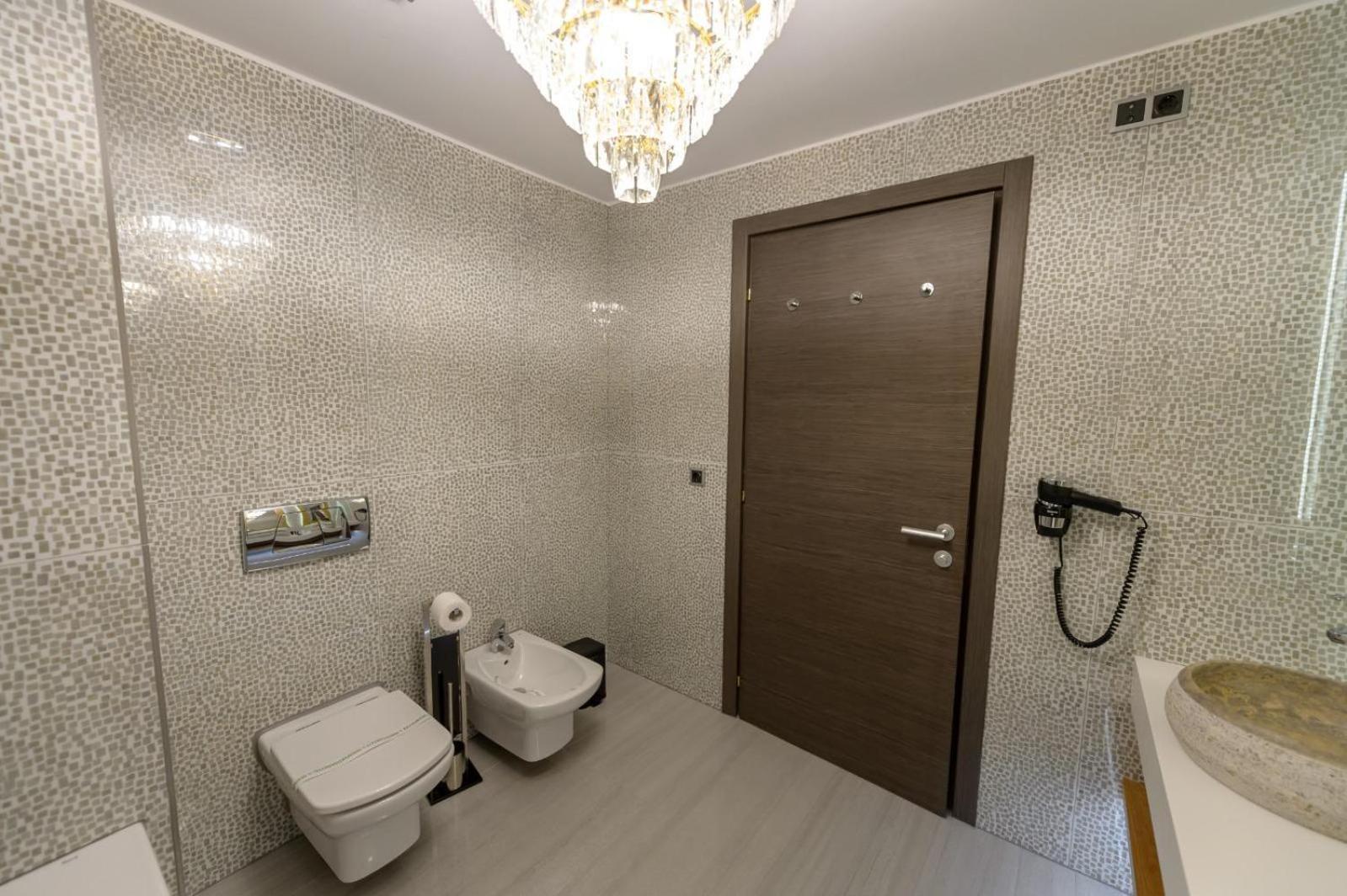 Deluxe Junior Suite - Photo 11