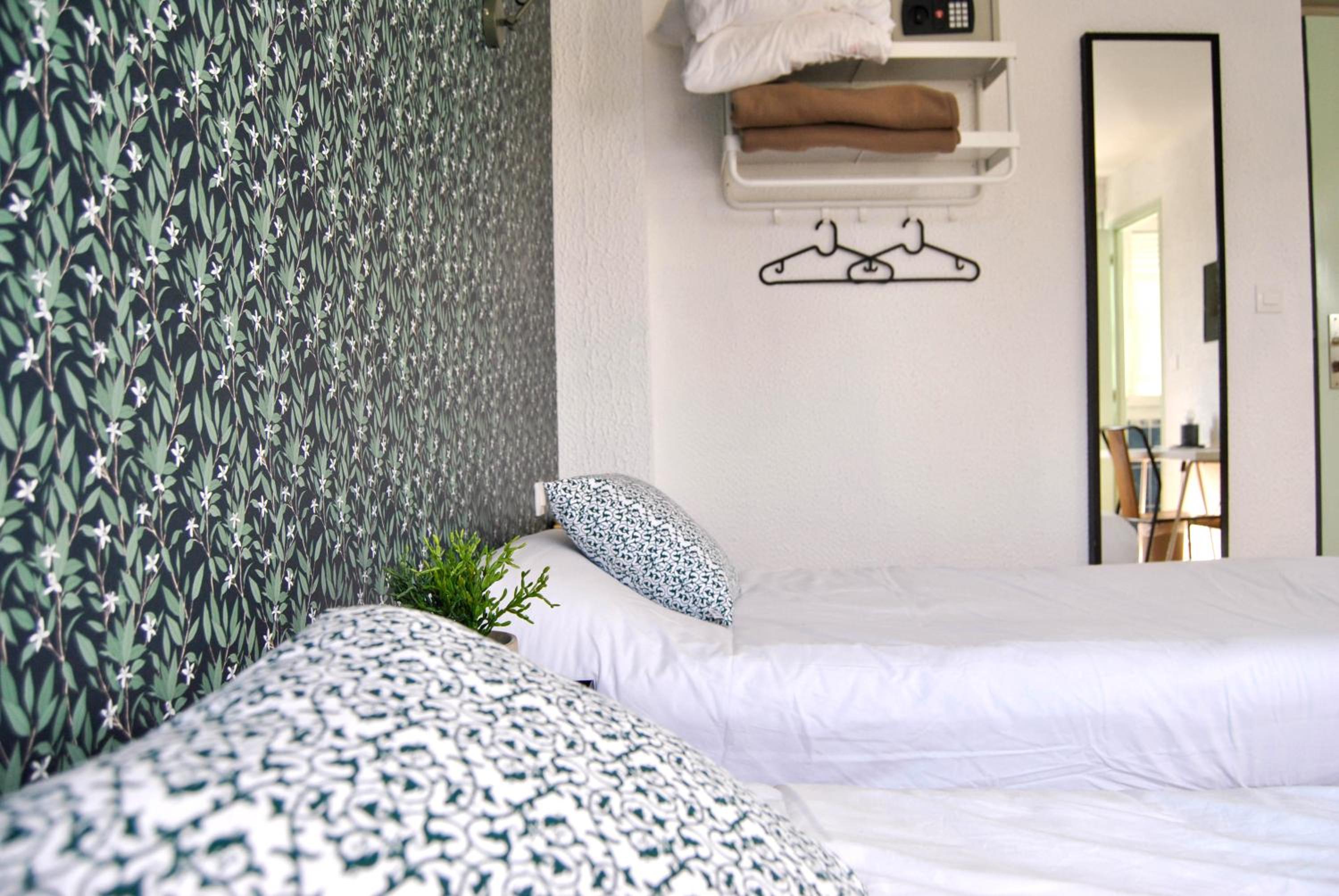 Twin Room with Private Bathroom - Photo 4