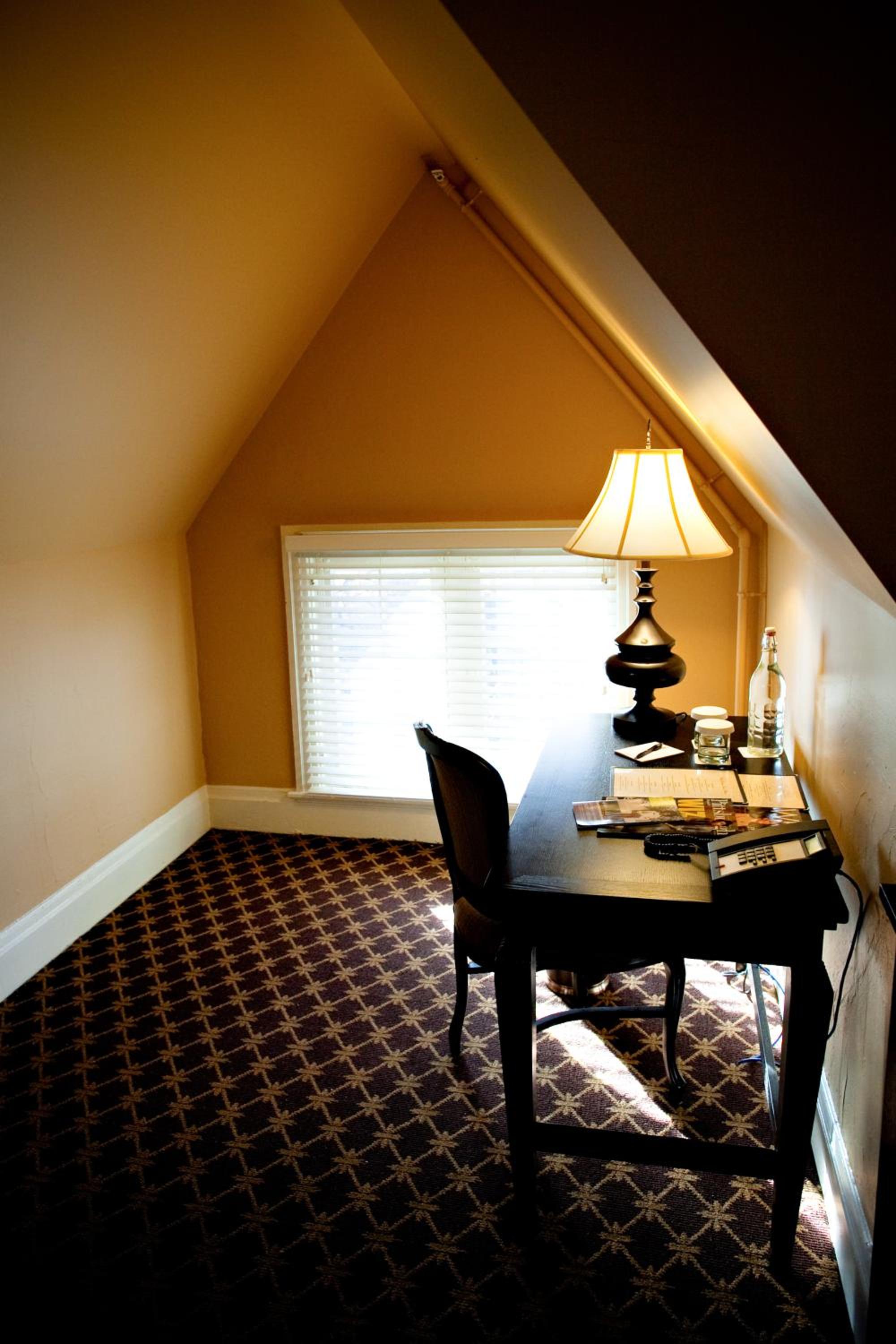 Deluxe Room with Queen Bed - Annex - Photo 6