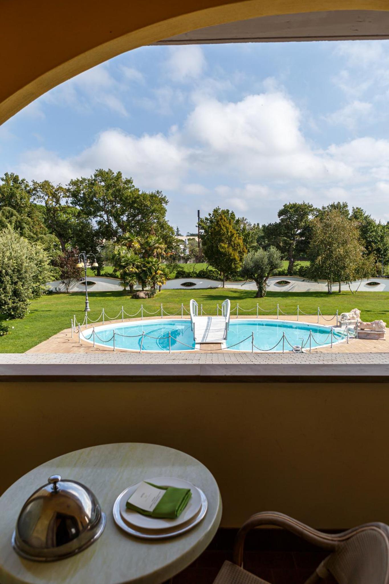 Junior Suite with Balcony - Photo 4