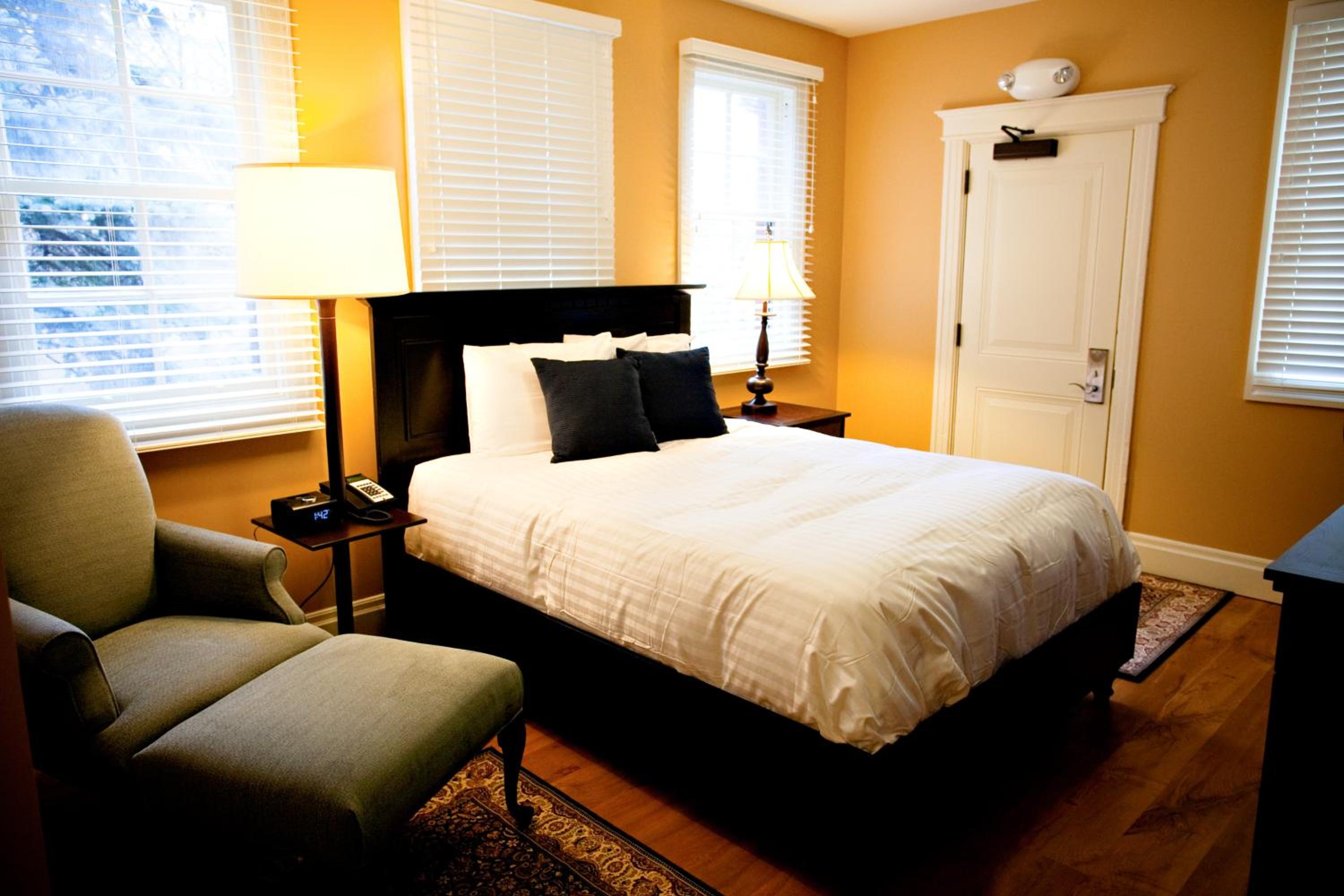 Deluxe Room with Queen Bed - Annex - Photo 4