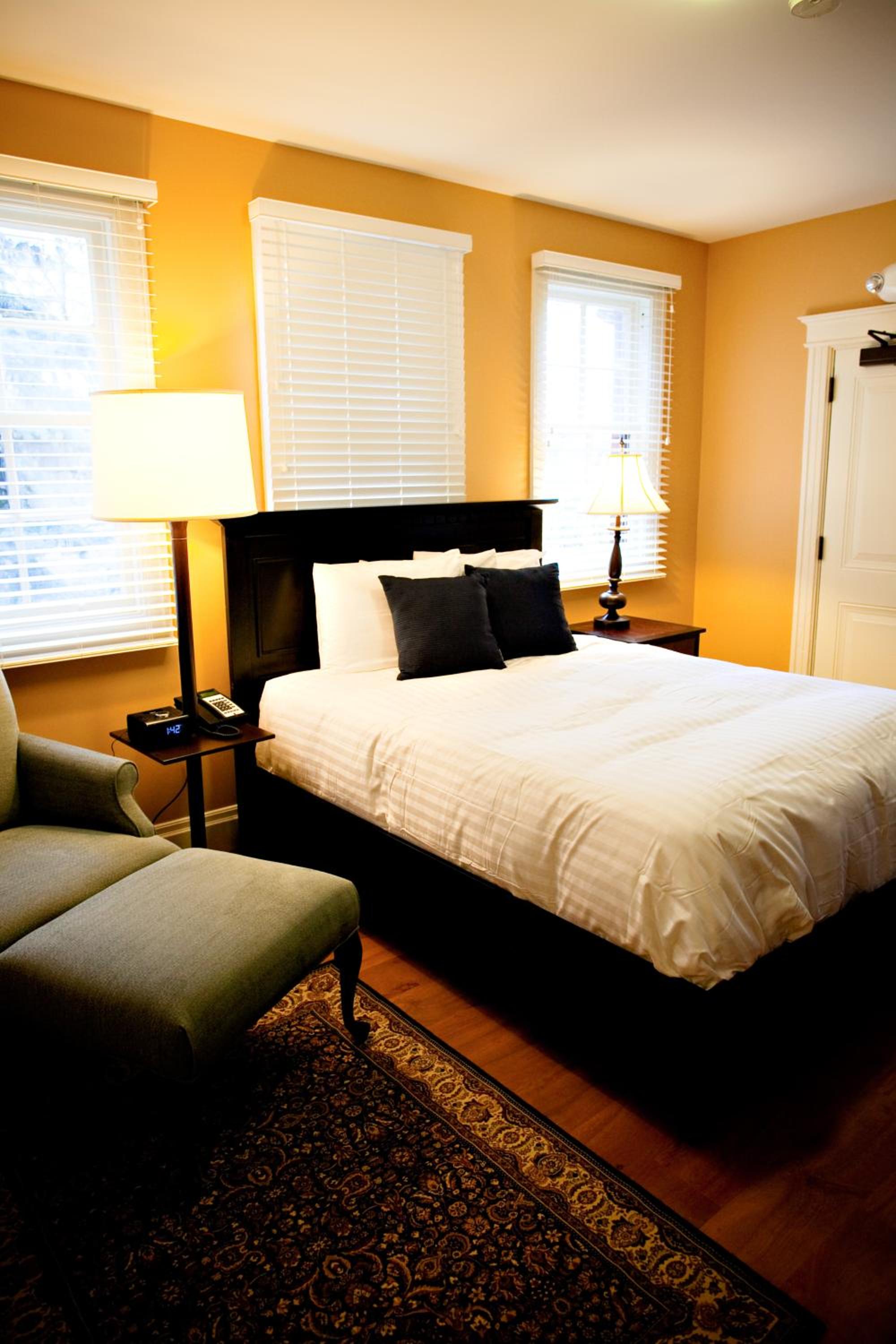 Deluxe Room with Queen Bed - Annex - Photo 7