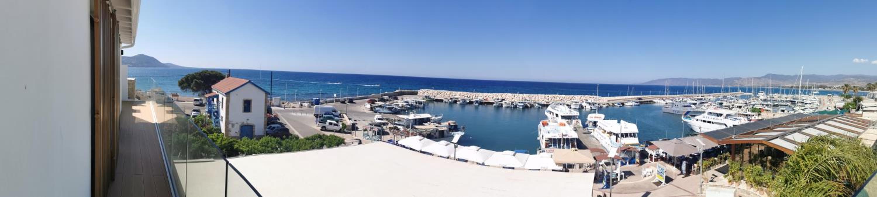 Deluxe Suite with Sea View - Photo 10
