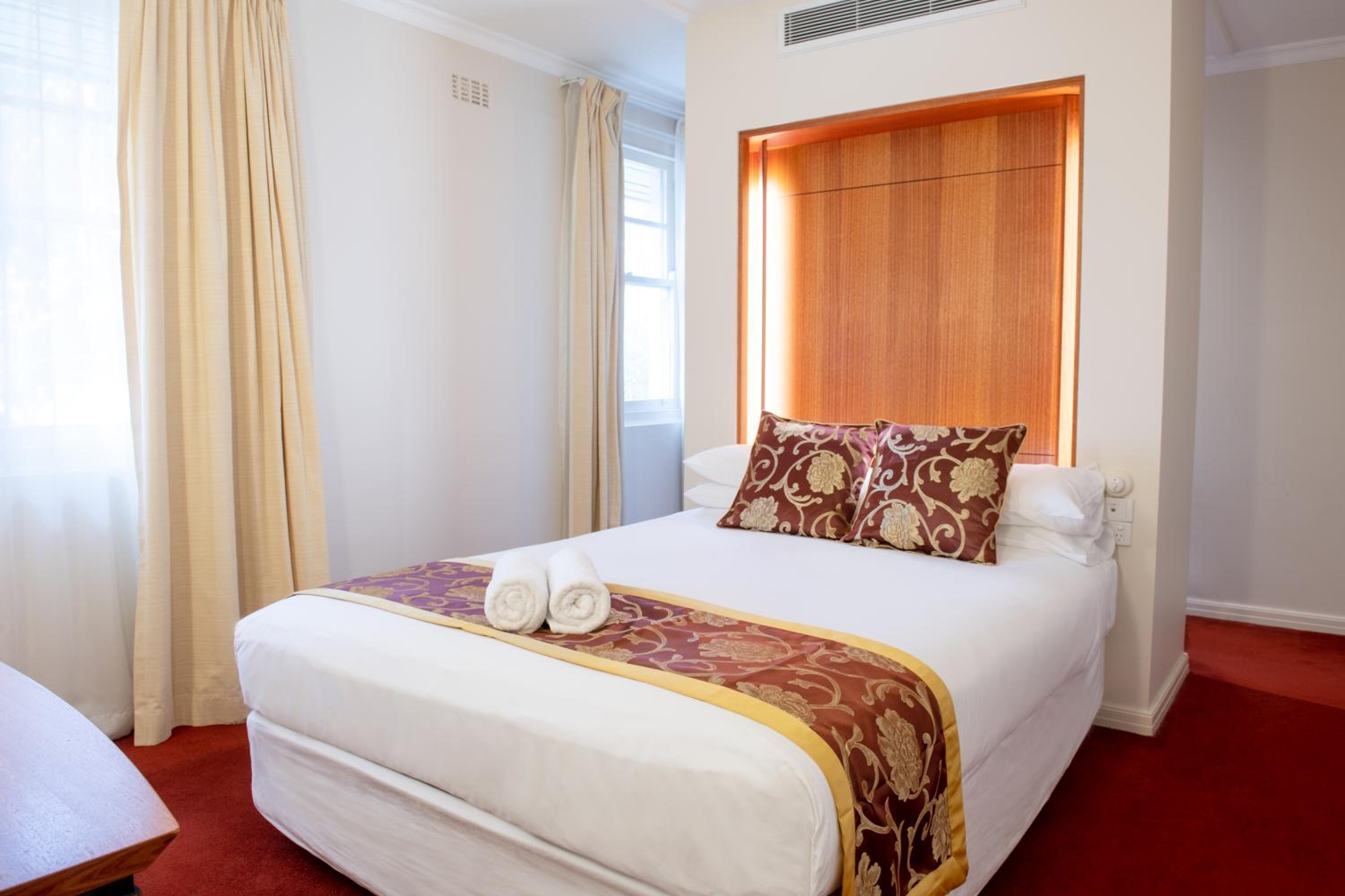 Deluxe Suite with Spa Bath - Photo 4