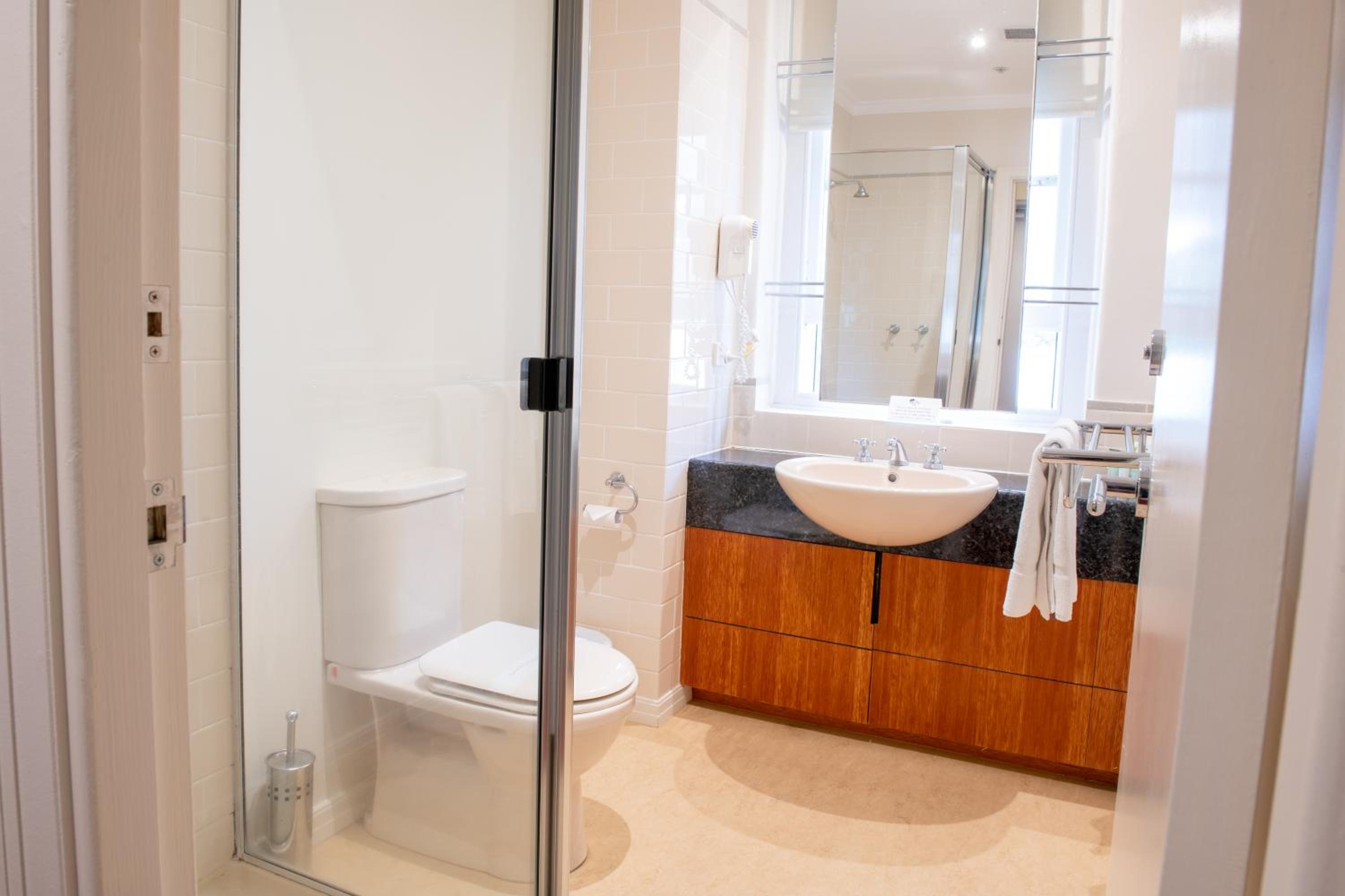 Deluxe Queen Suite - Photo 6
