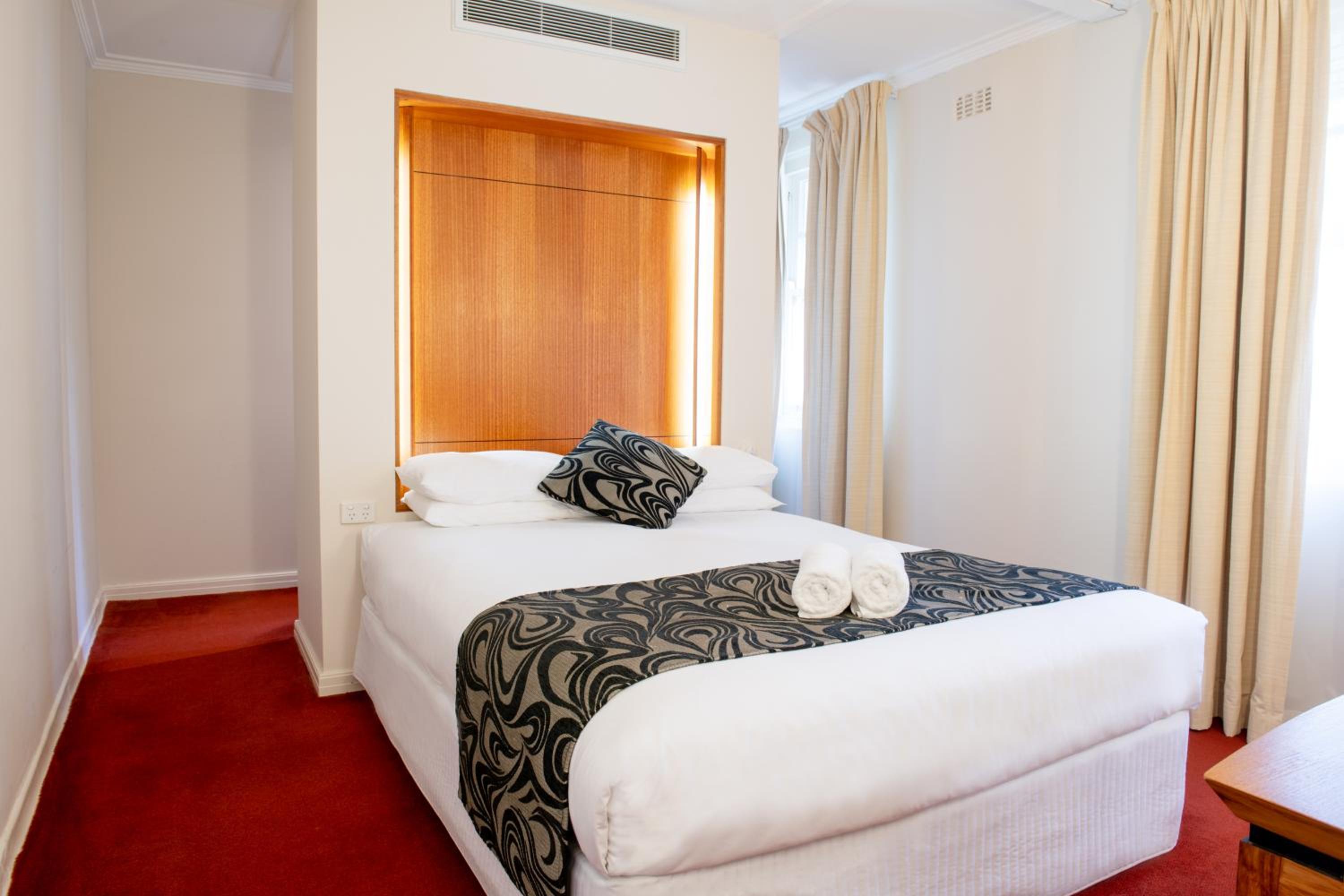 Deluxe Suite with Spa Bath - Photo 9