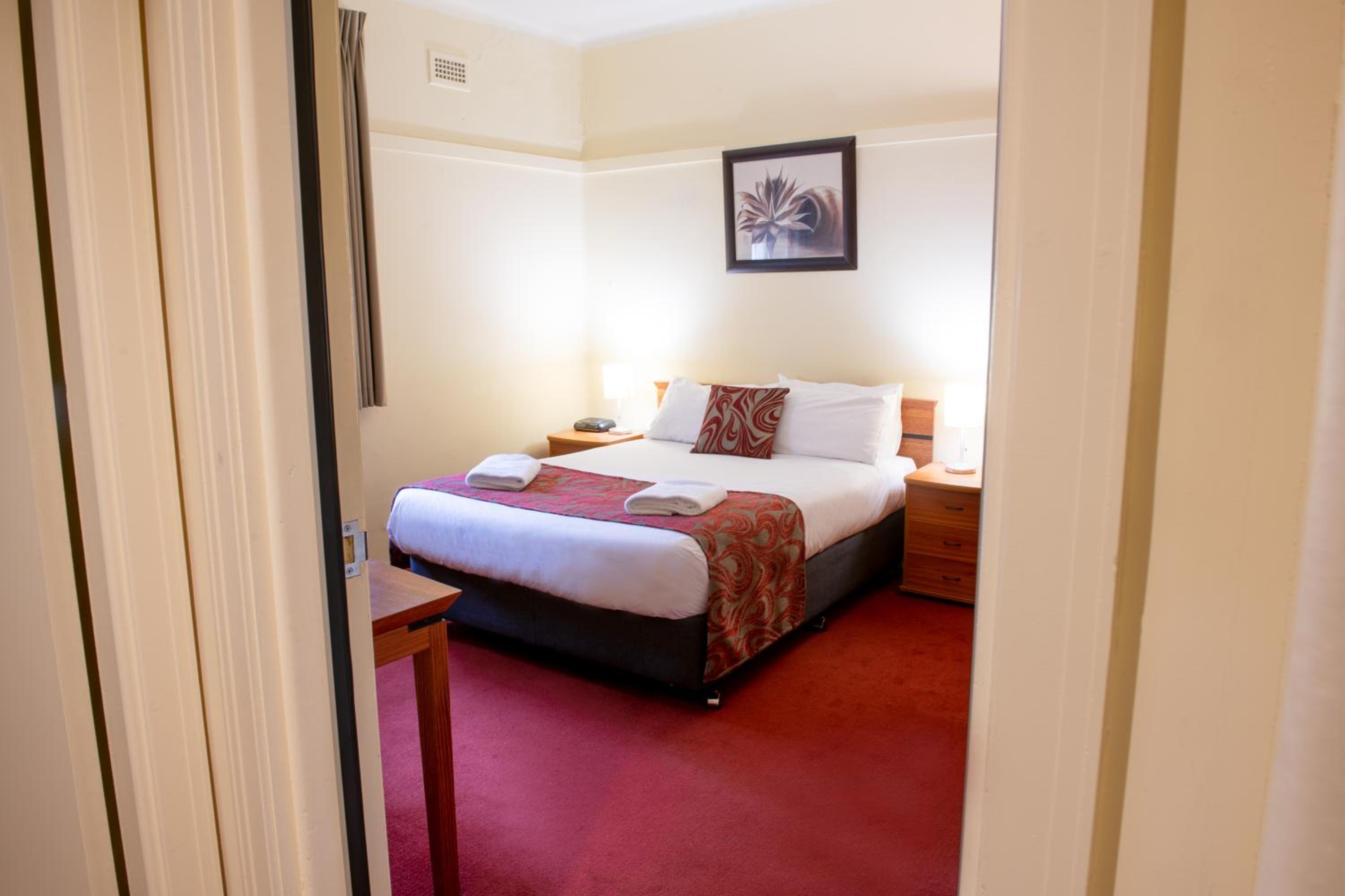 Deluxe Queen Suite - Photo 5