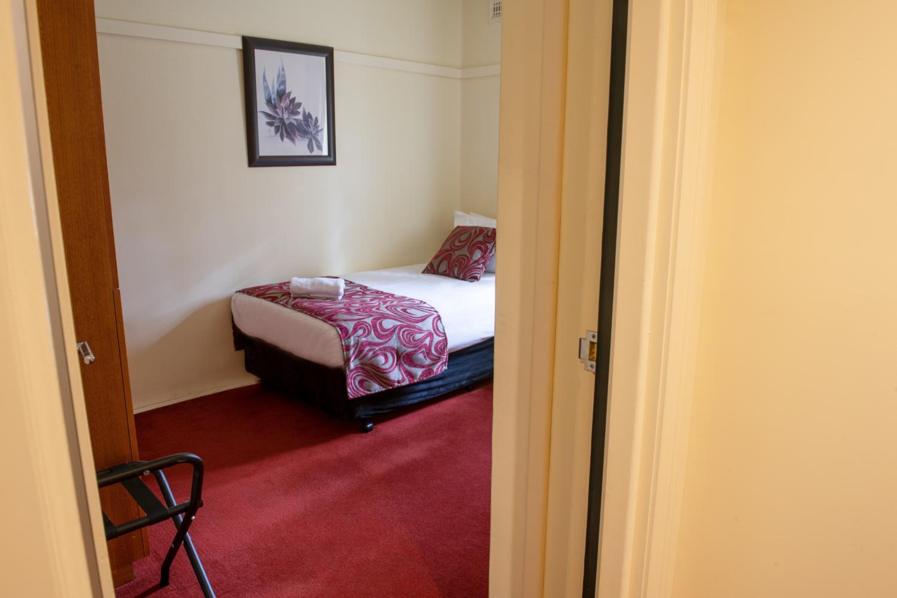 Two Bedroom Twin Room - Photo 8