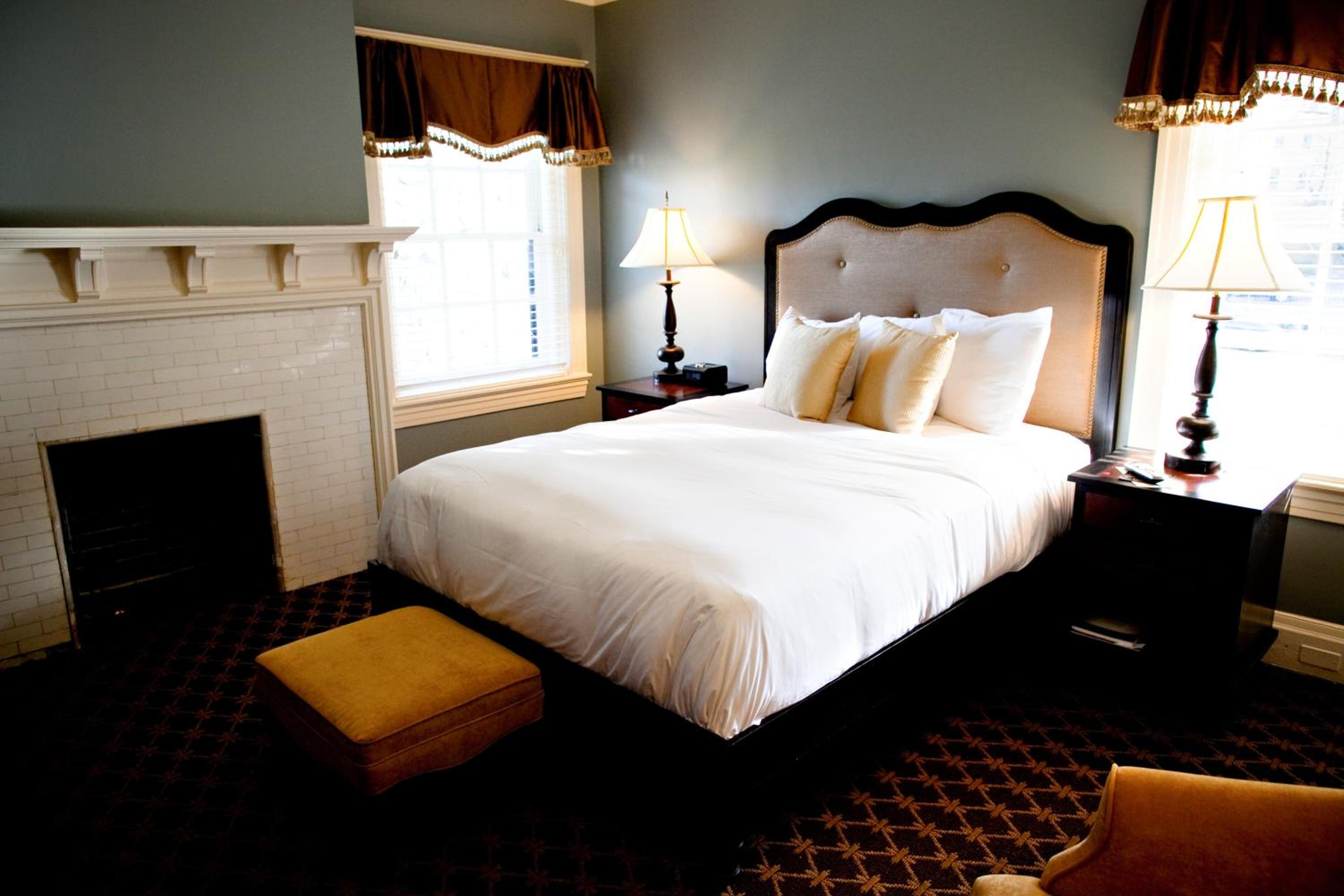 Deluxe Room with Queen Bed - Annex - Photo 5