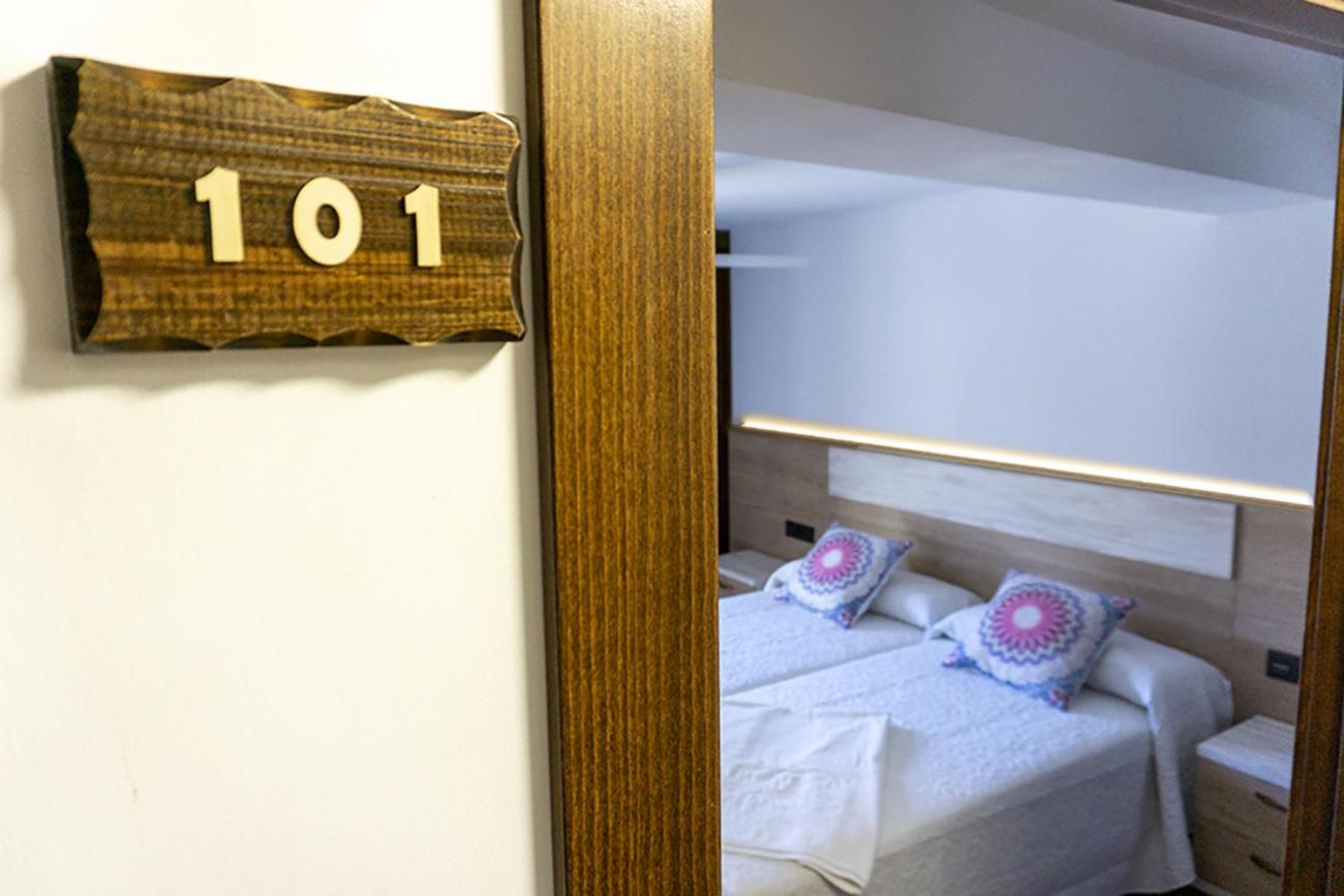 Twin Room with Private Bathroom - Photo 1