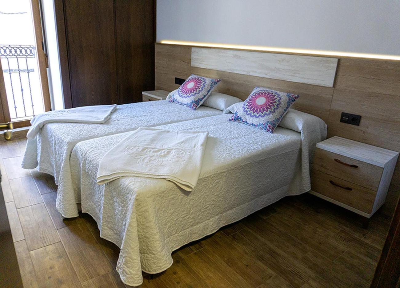 Twin Room with Private Bathroom - Photo 4