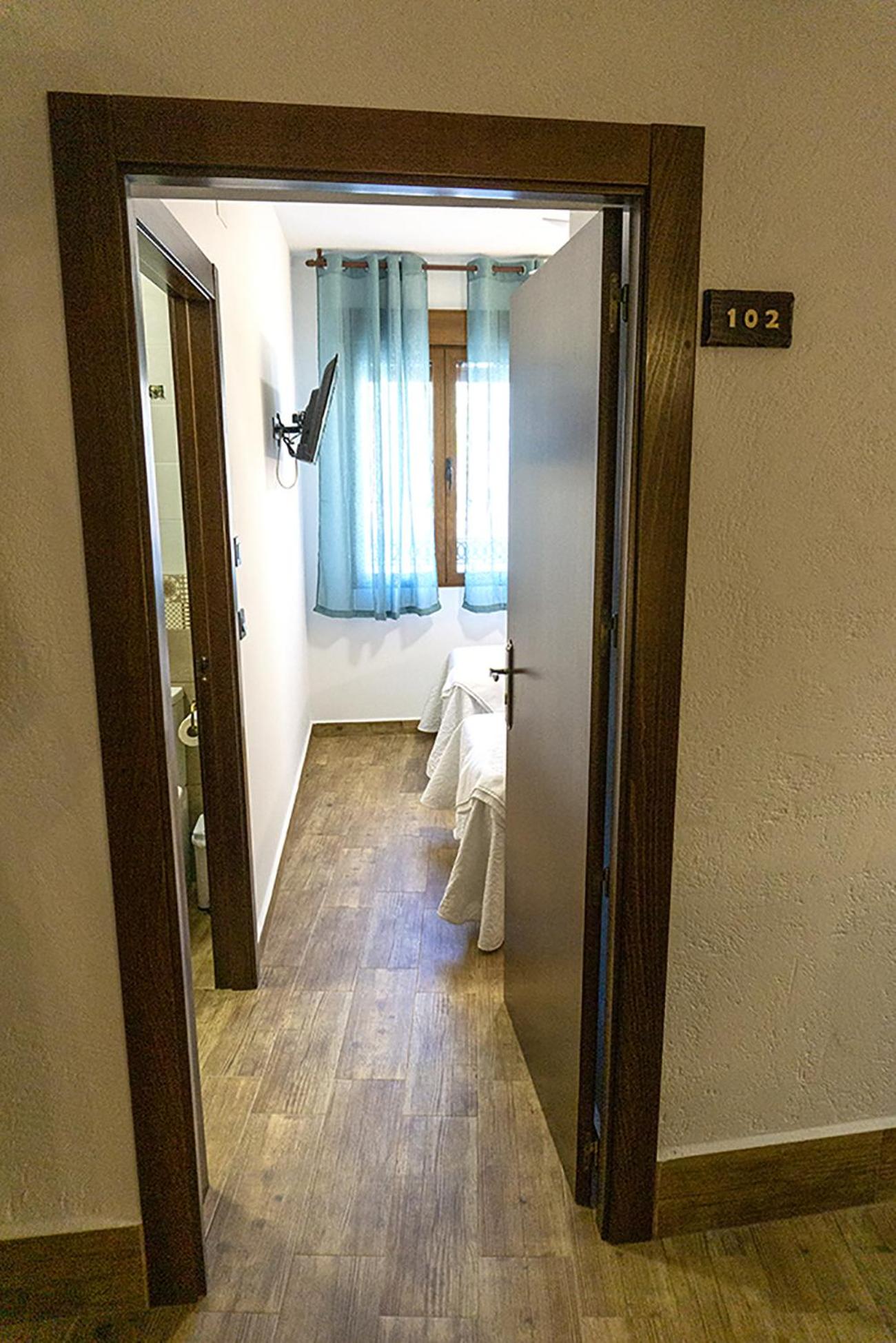 Twin Room with Private Bathroom - Photo 3
