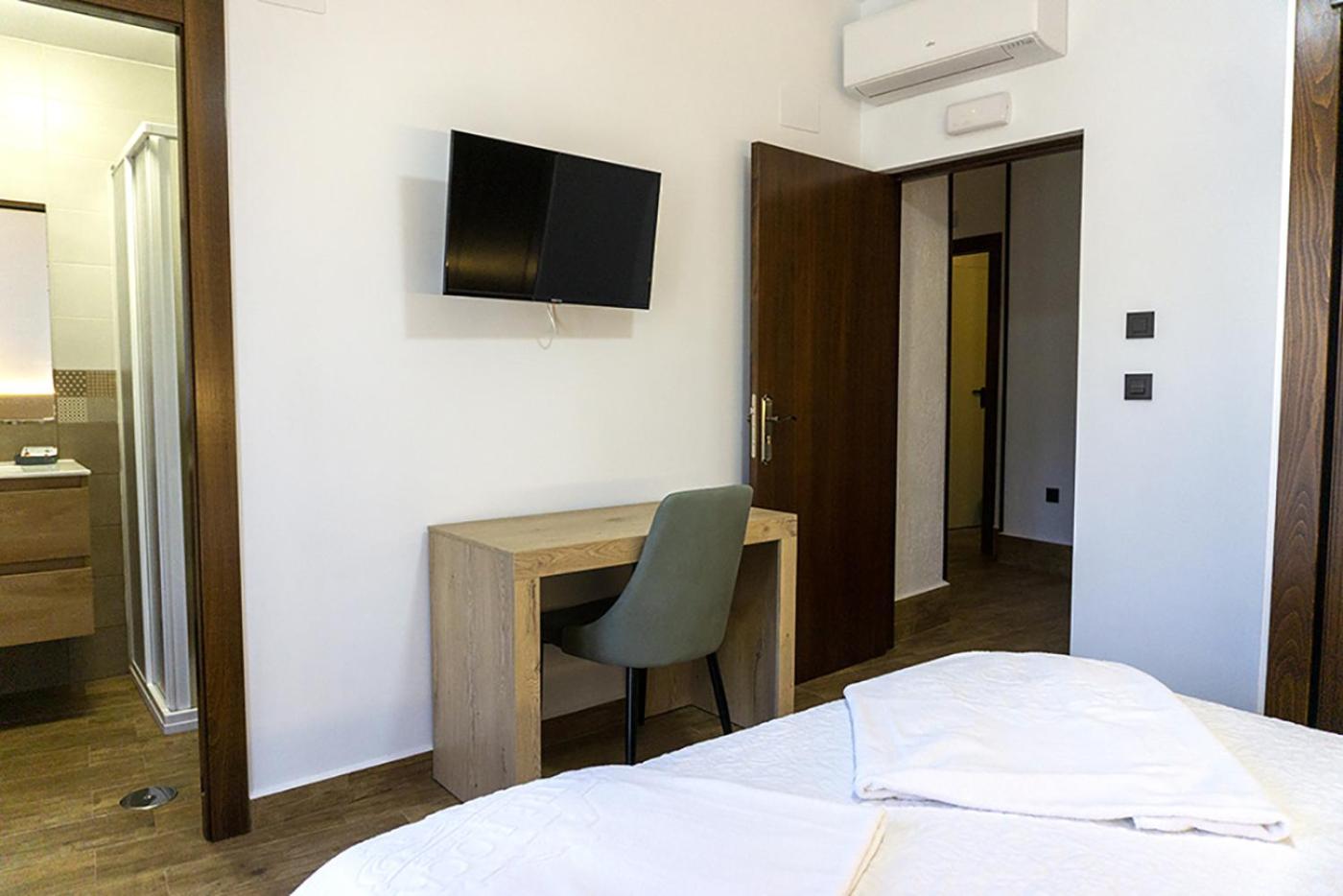 Deluxe Double Or Twin Room - Photo 1