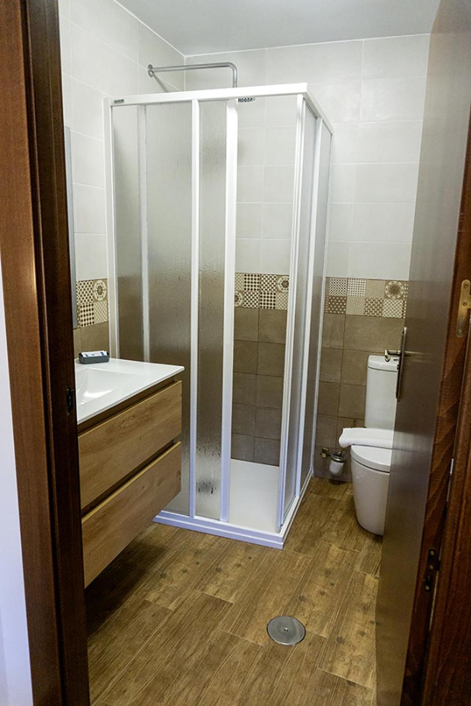 Twin Room with Private Bathroom - Photo 2