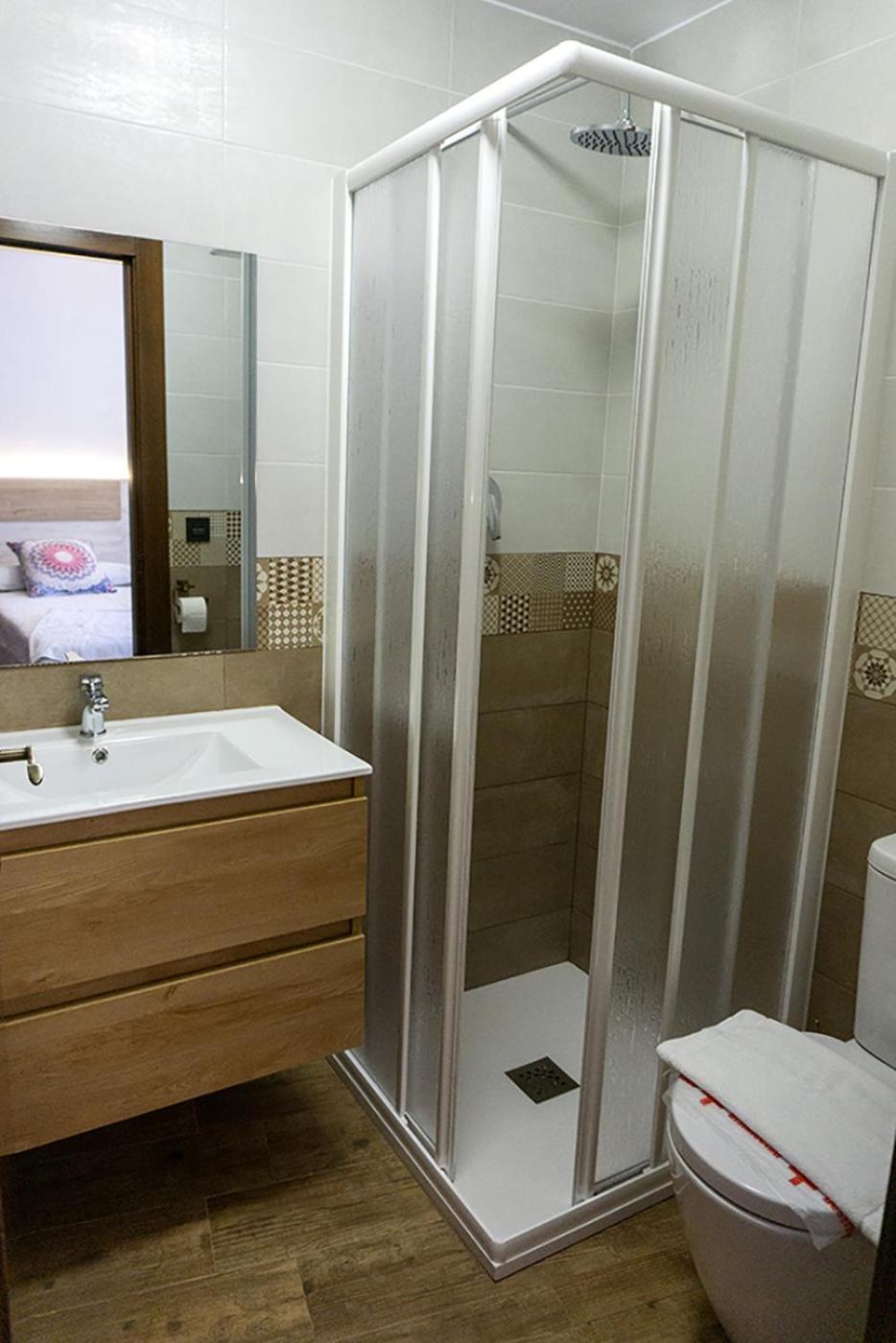 Twin Room with Private Bathroom - Photo 8