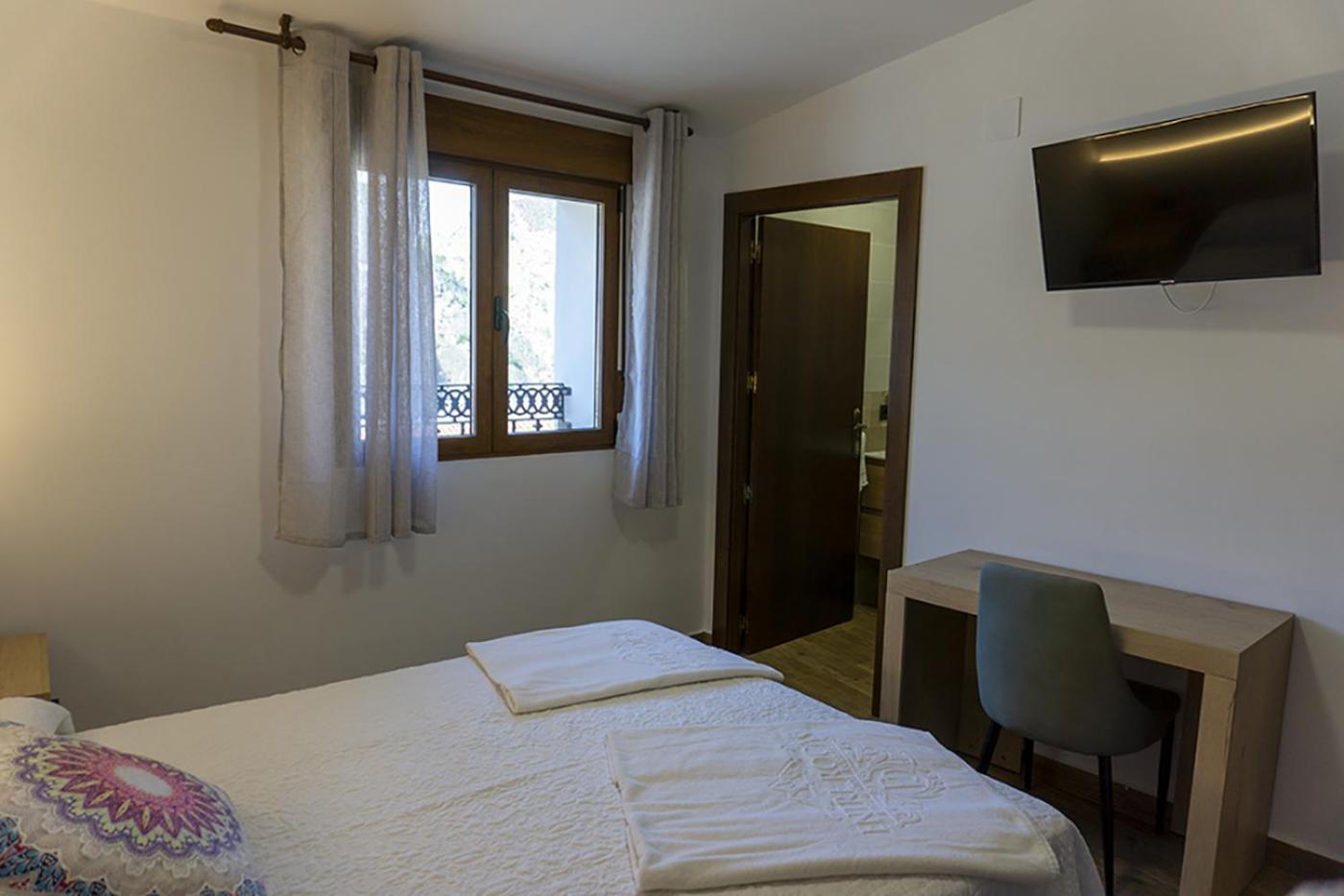 Deluxe Double Or Twin Room - Photo 6