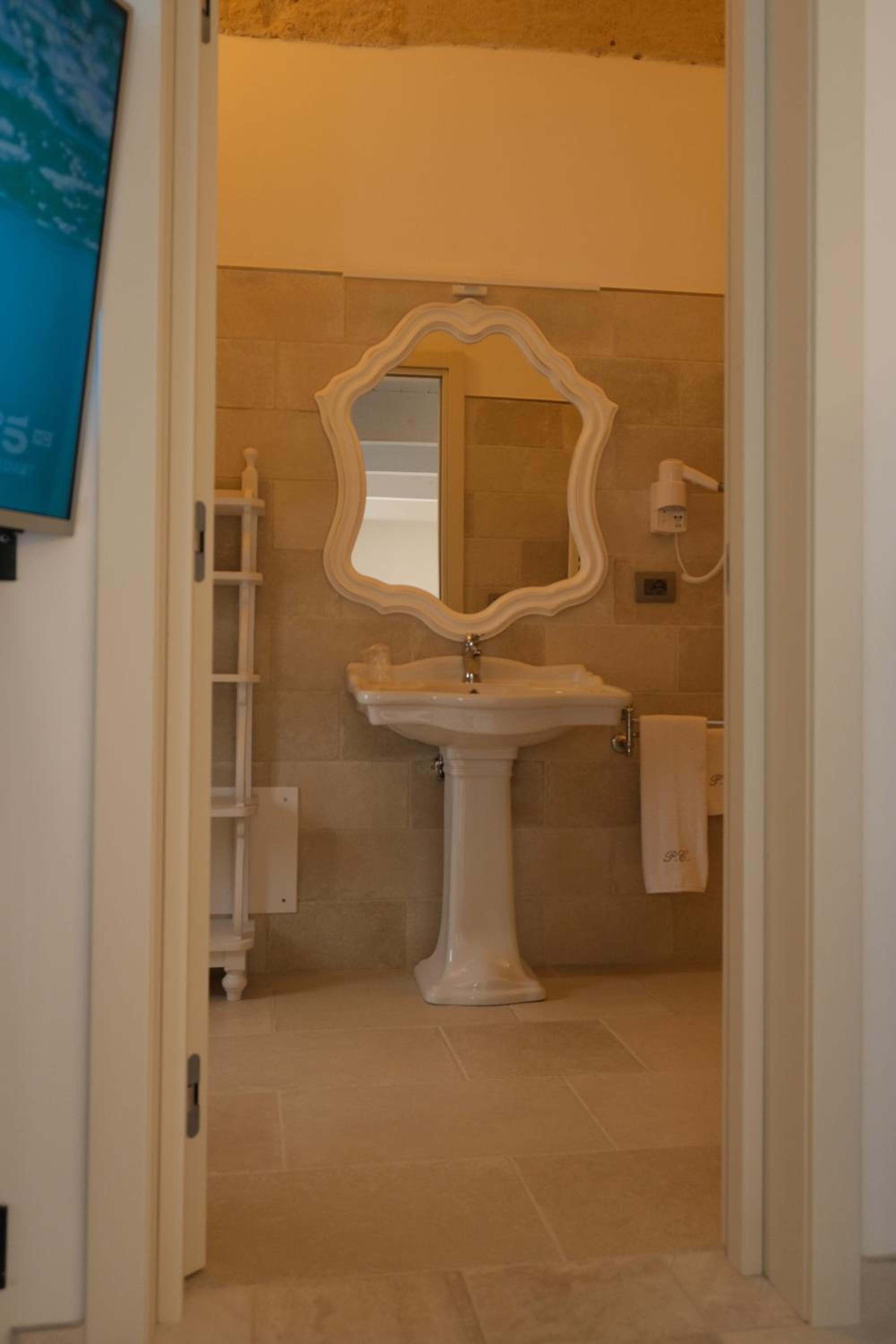 Superior Suite - Photo 4
