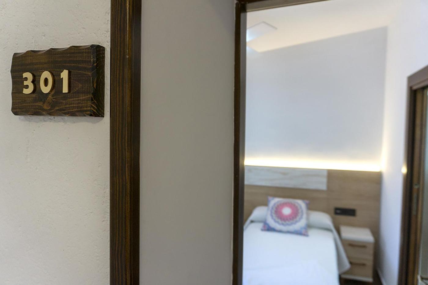 Twin Room with Private Bathroom - Photo 9