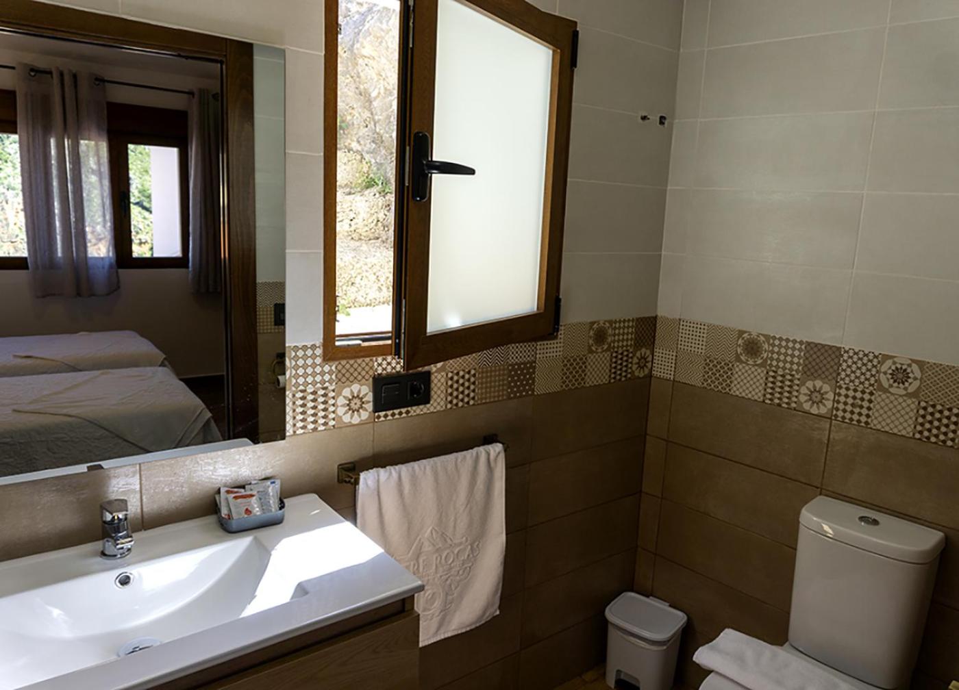 Twin Room With Private Bathroom - Photo 2