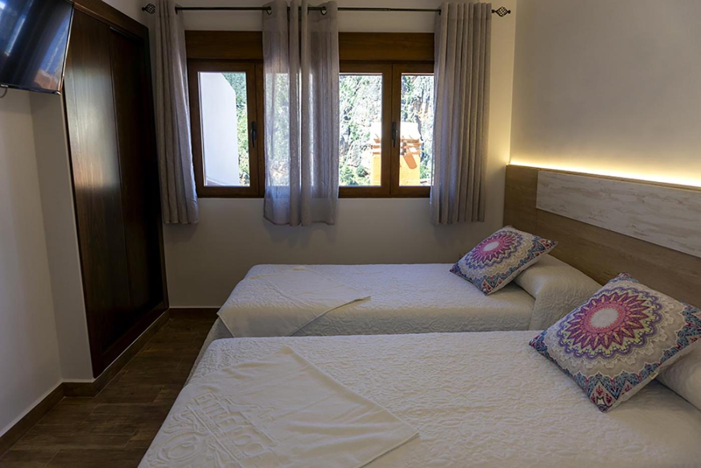 Twin Room With Private Bathroom - Photo 9