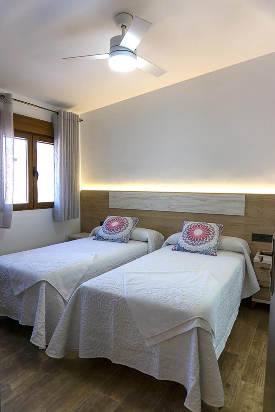 Twin Room with Private Bathroom - Photo 10