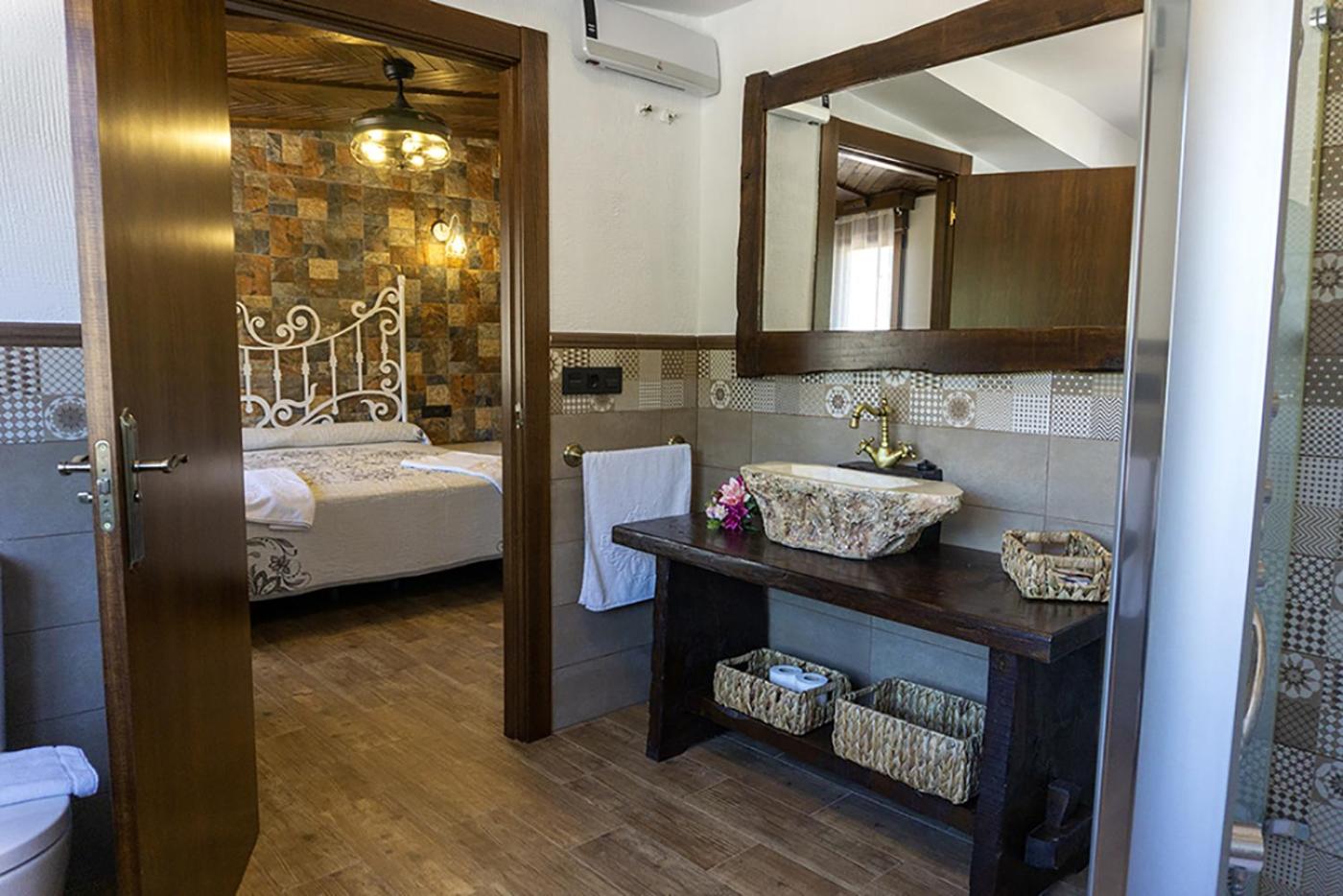 Deluxe Room - Photo 12