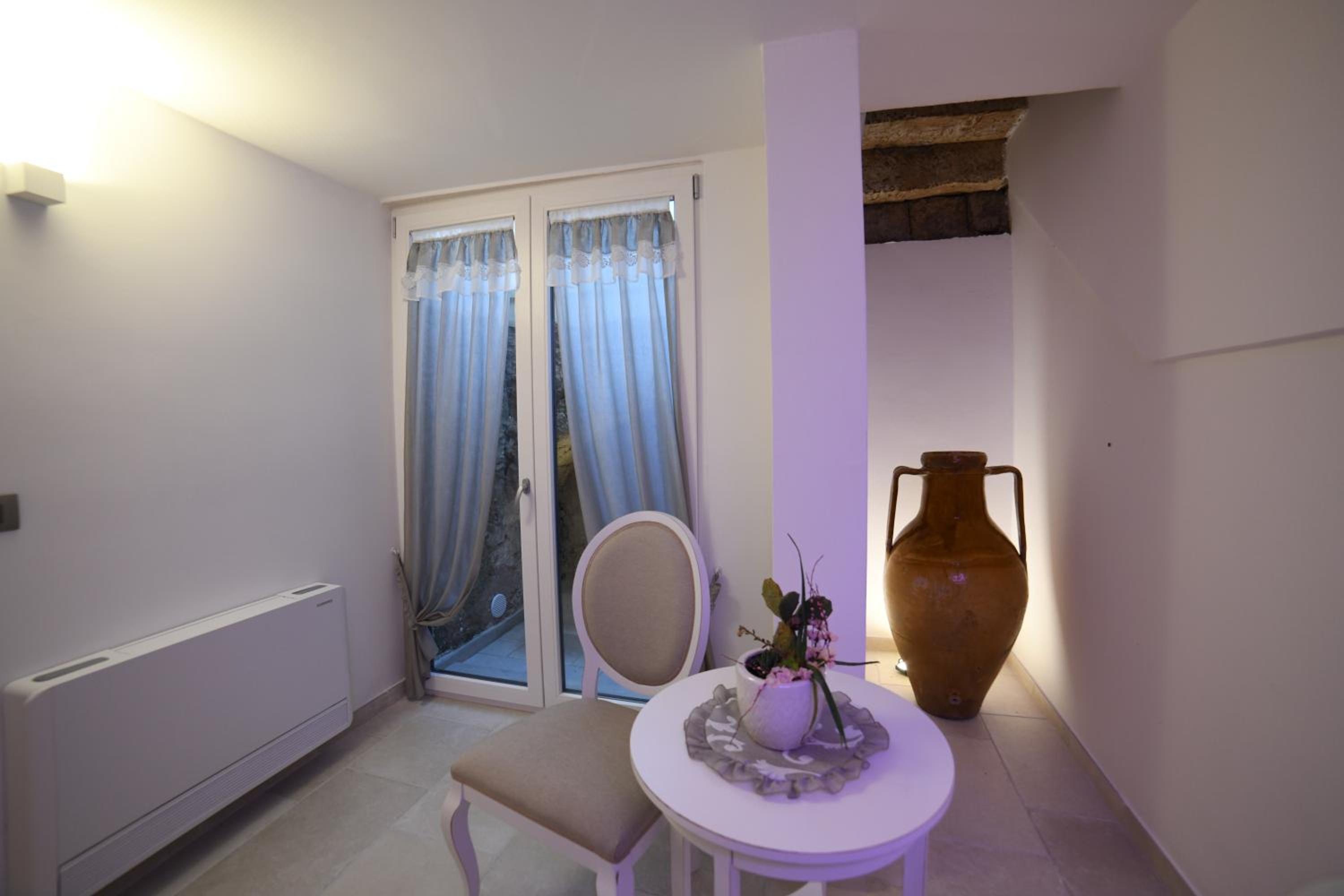Superior Suite - Photo 12