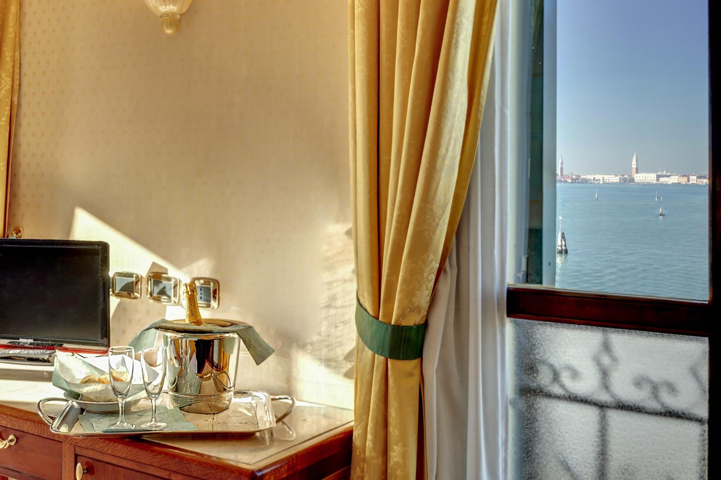 Superior Double Room with Front Lagoon View