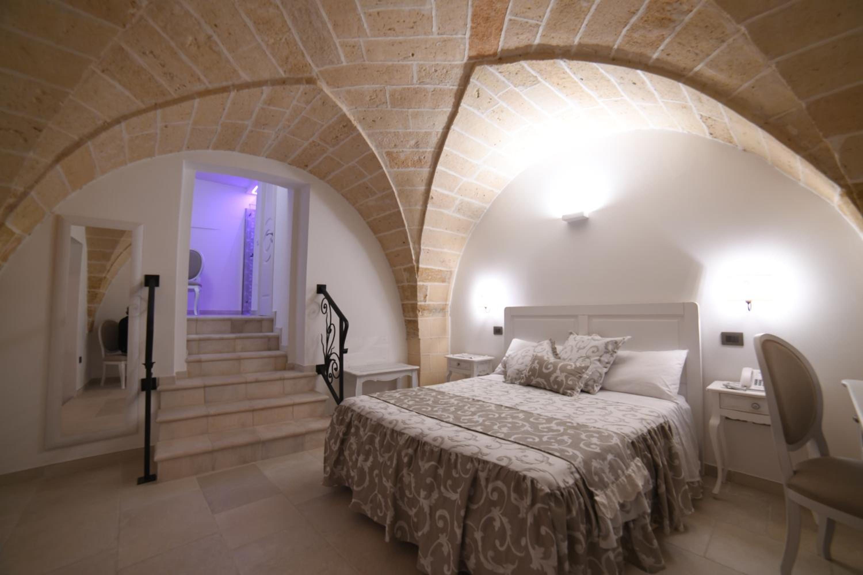 Superior Suite - Photo 11