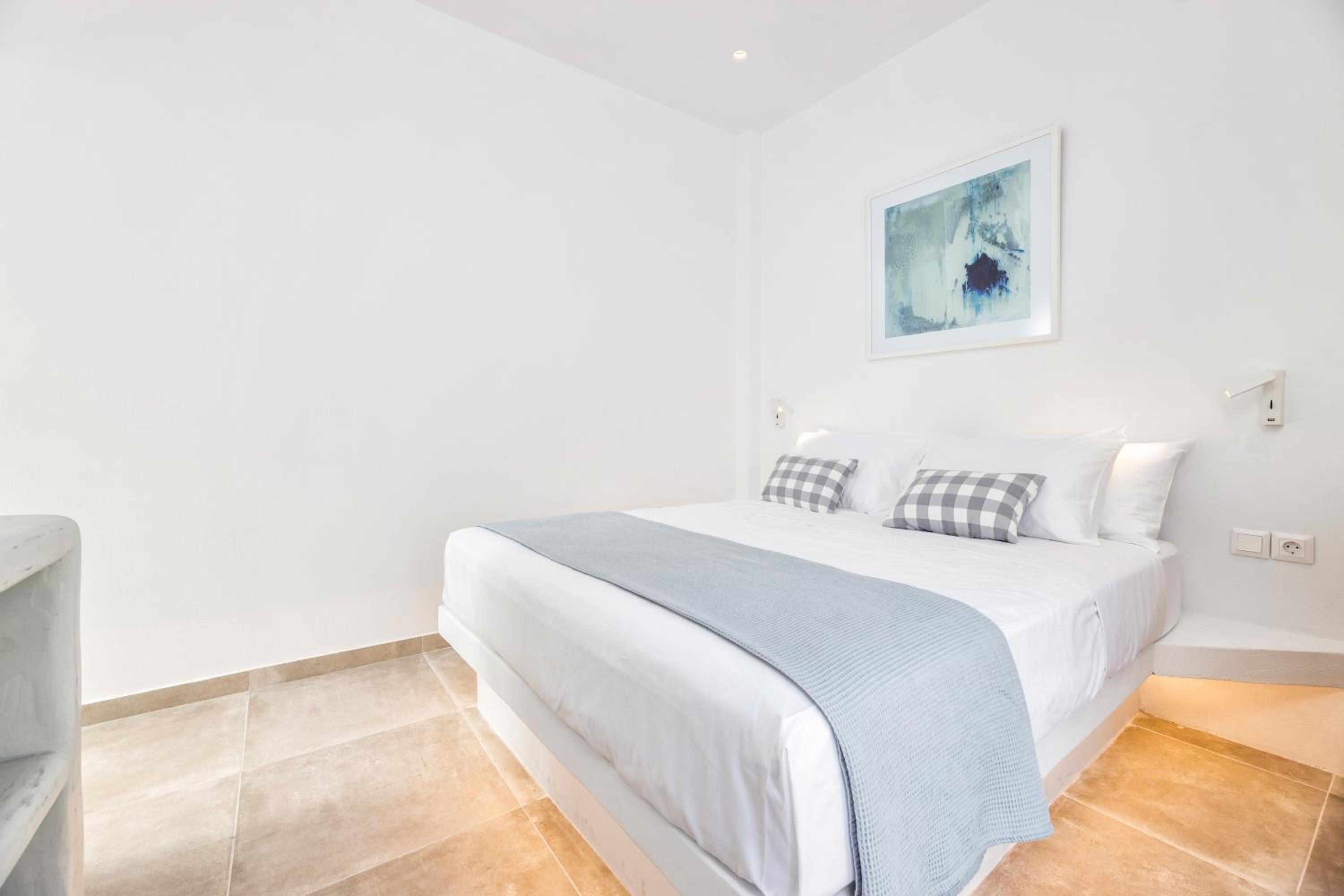 Deluxe Double Room with Balcony - Photo 3