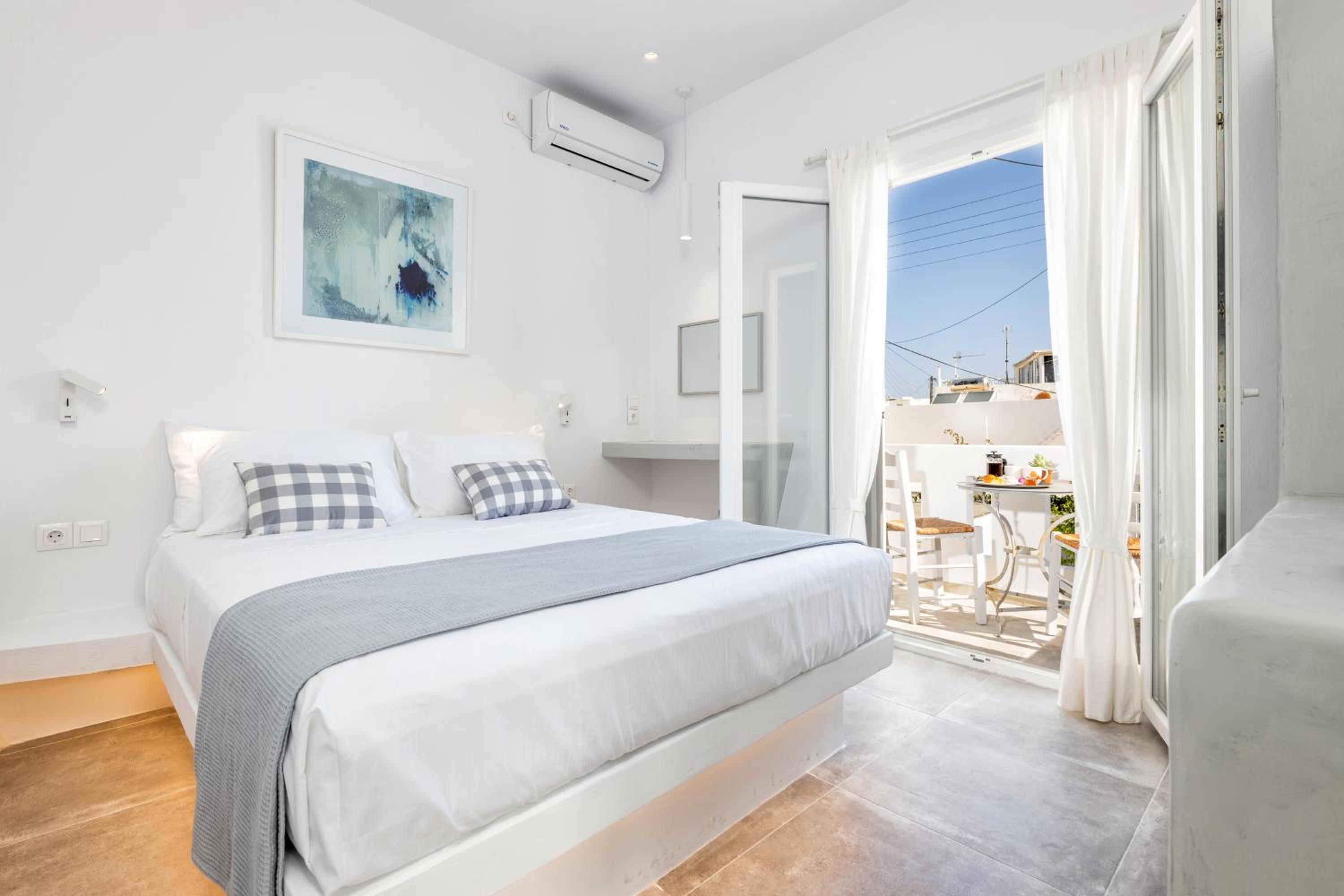 Deluxe Double Room with Balcony - Photo 4