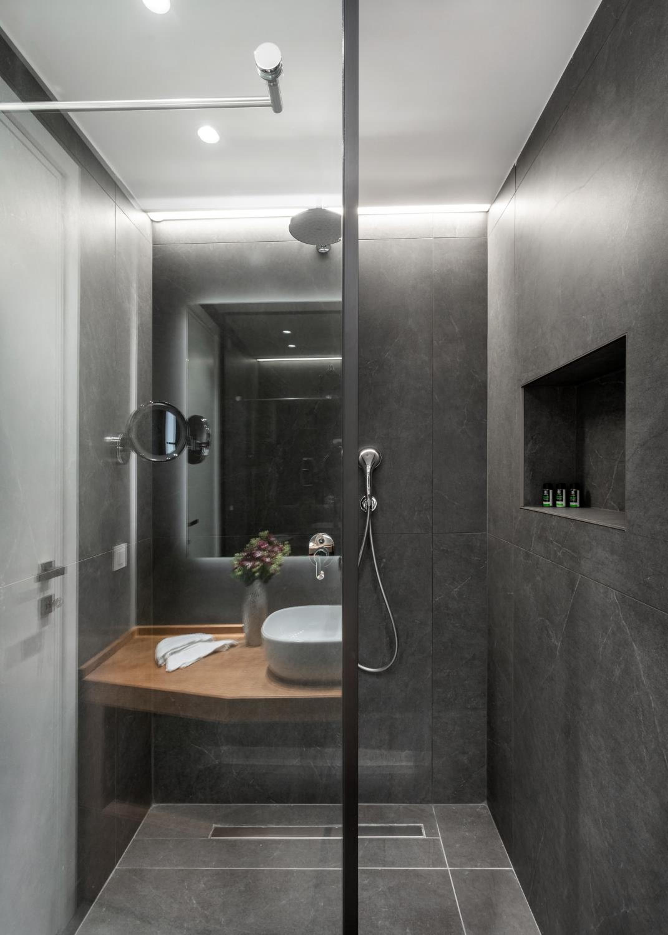 Junior Suite with Balcony - Photo 9