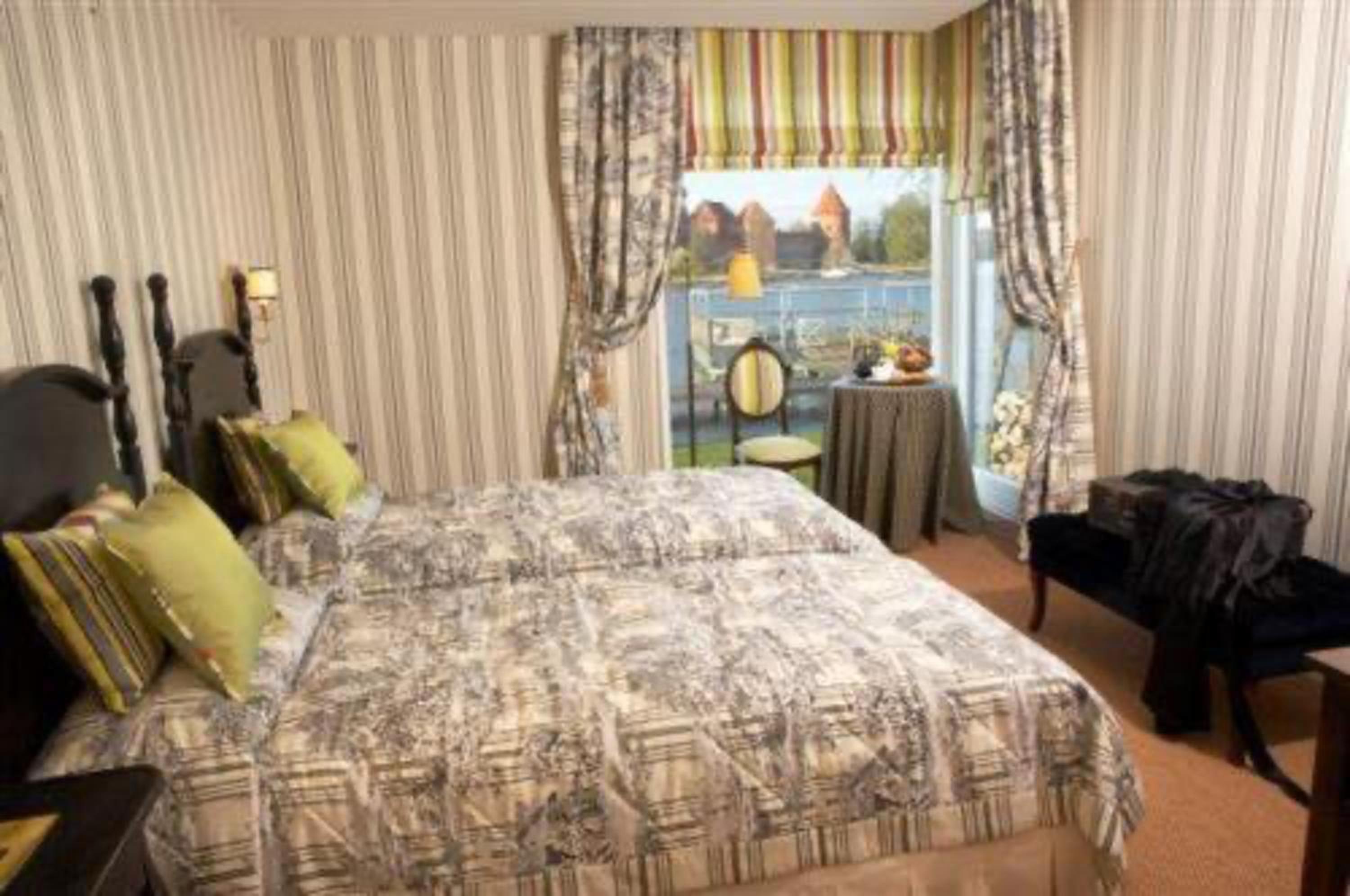 Double or Twin Room with Castle View - Photo 4