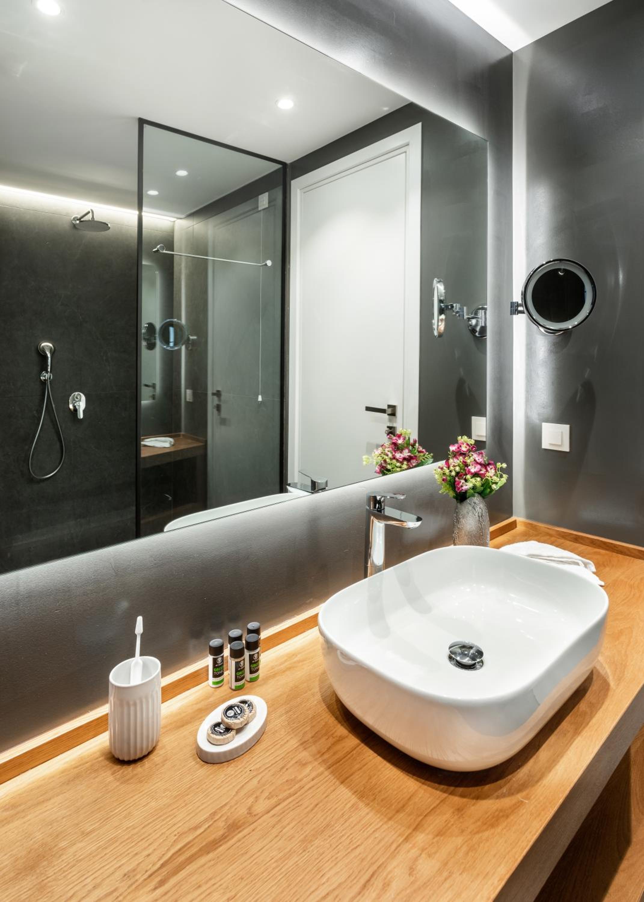 Junior Suite with Balcony - Photo 8