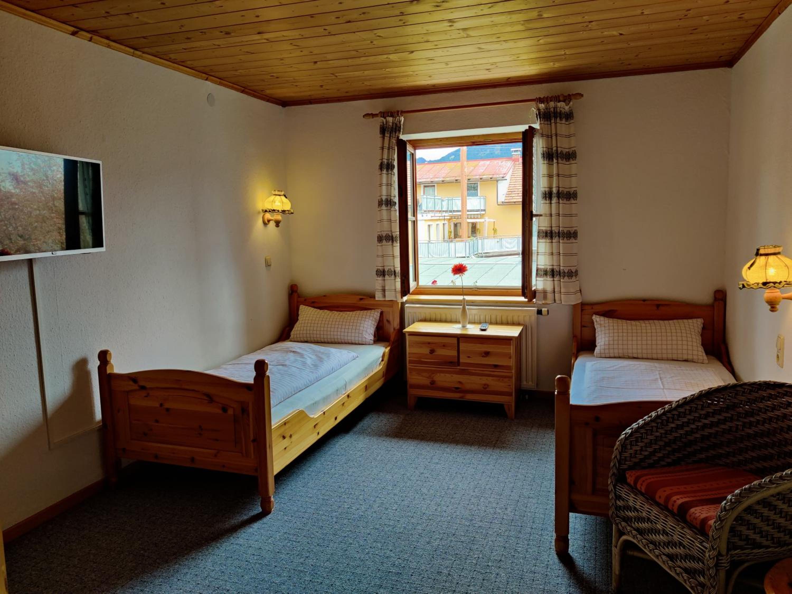 Twin Room with Private Bathroom - Photo 3