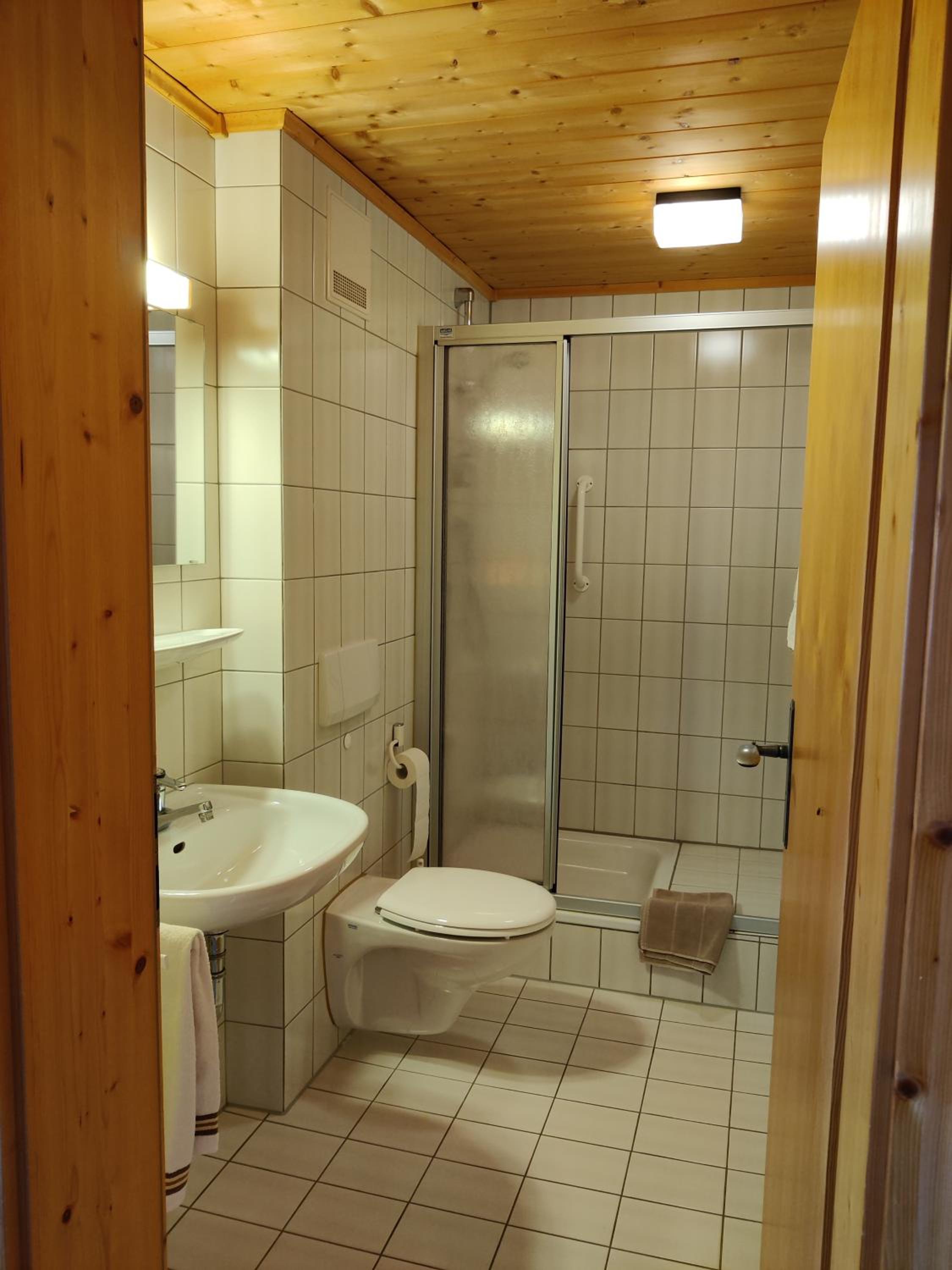 Twin Room with Private Bathroom - Photo 4