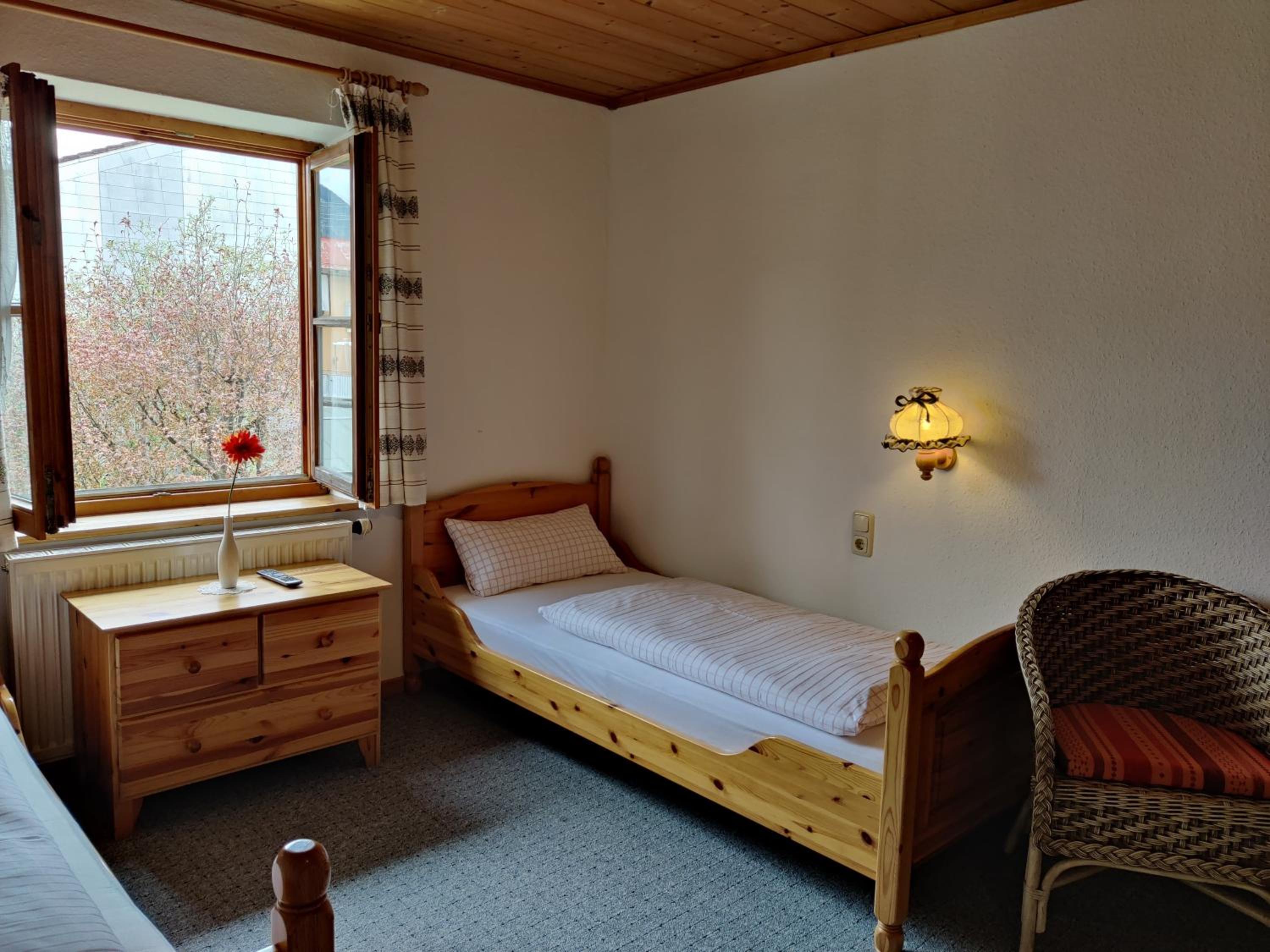 Twin Room with Private Bathroom - Photo 5