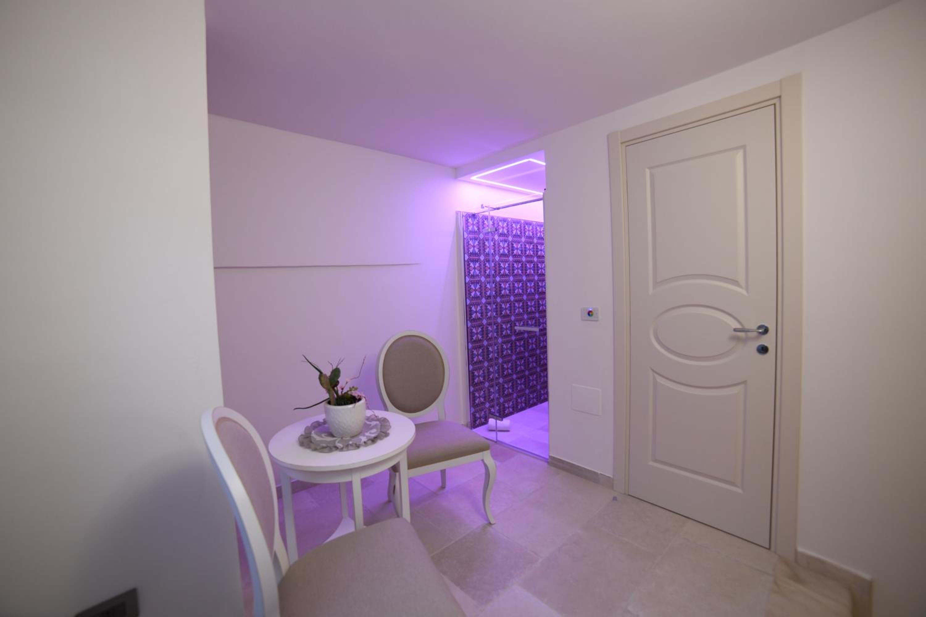 Superior Suite - Photo 10